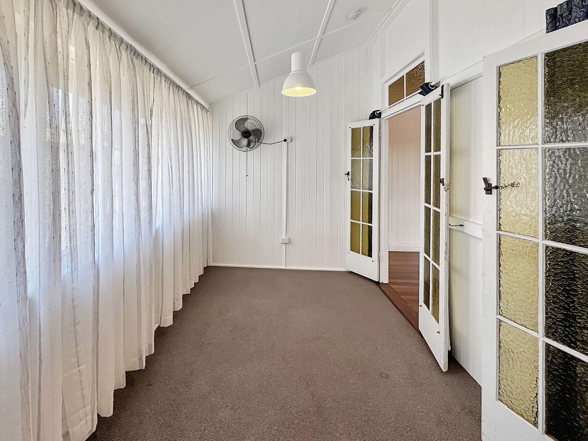 Renovated 4-Bedroom Queenslander - Shabby Chic Style