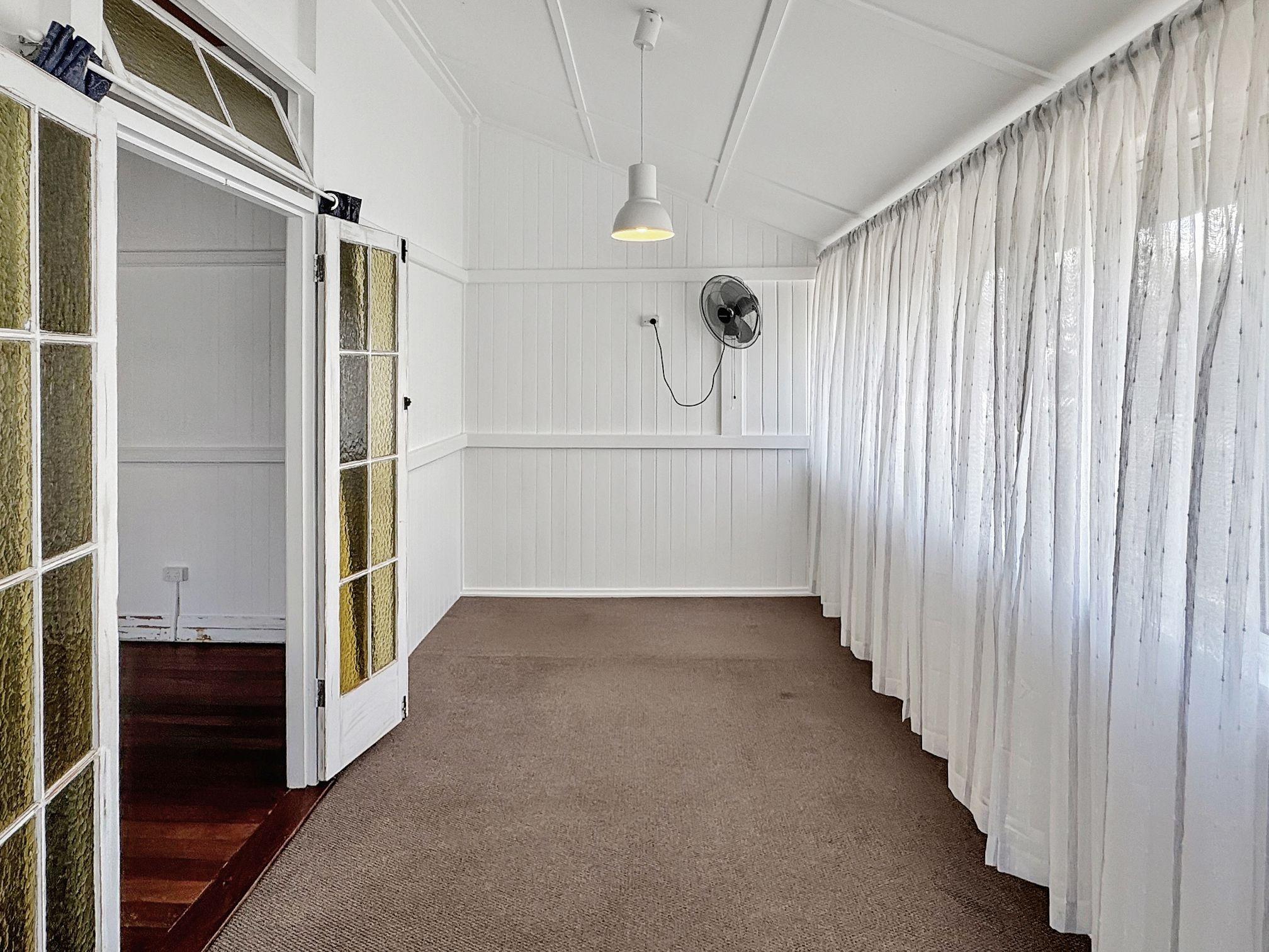 Renovated 4-Bedroom Queenslander - Shabby Chic Style