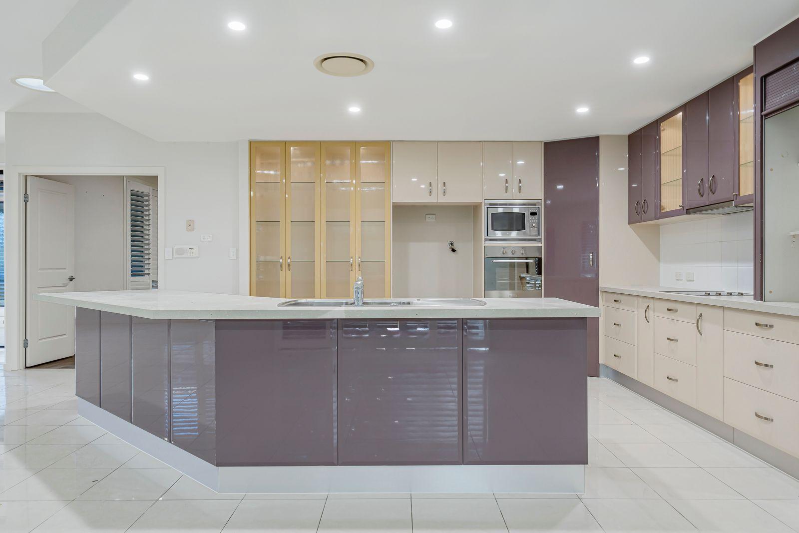 Grand Single Level Living On Cerbaia!