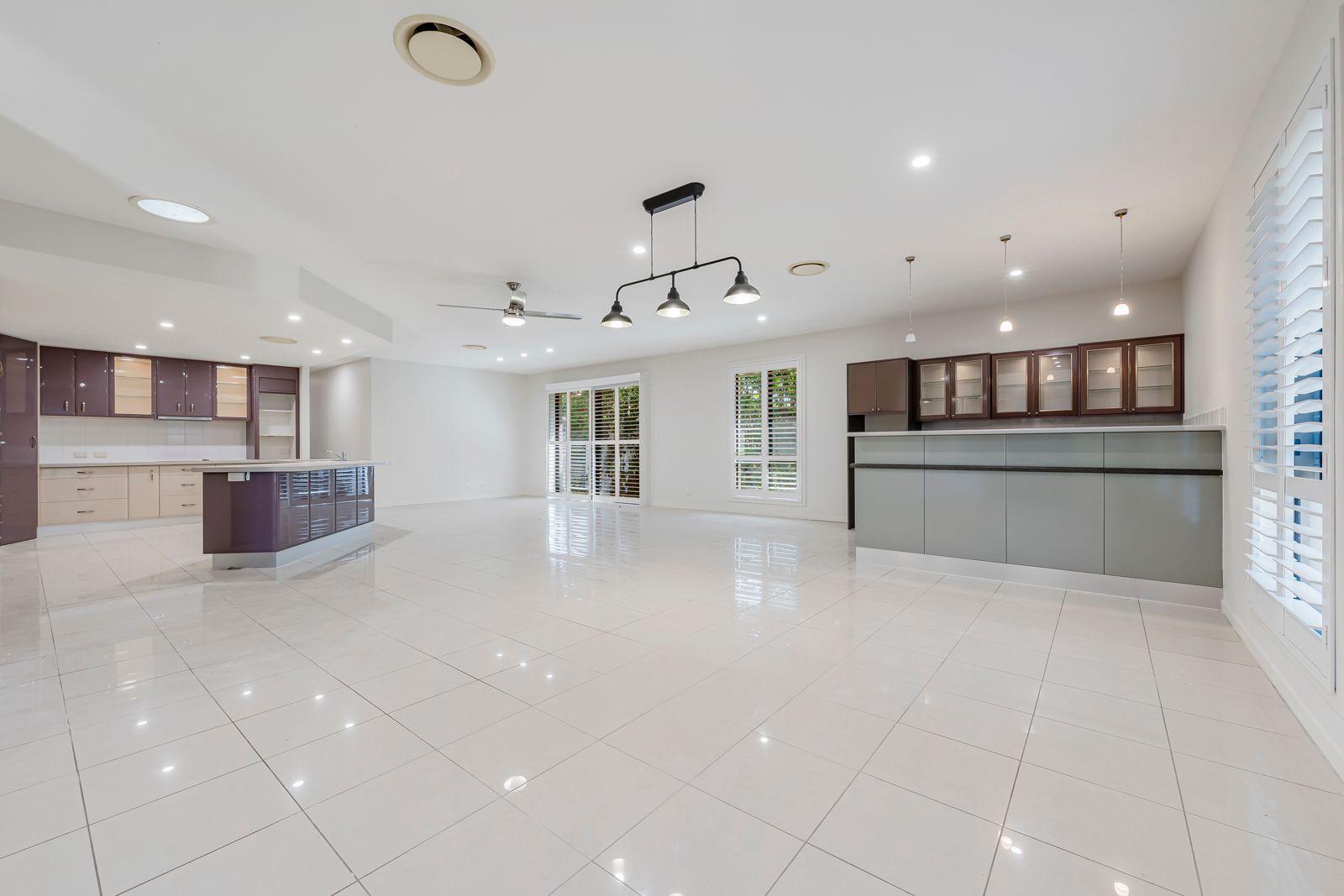Grand Single Level Living On Cerbaia!
