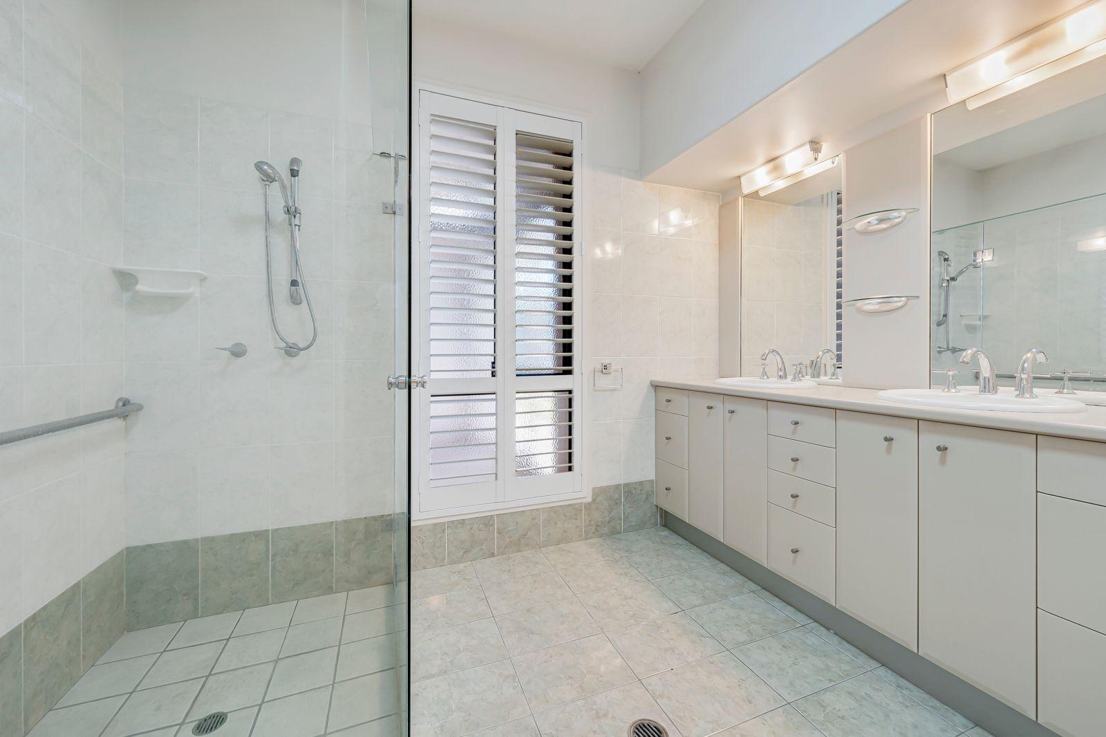 Grand Single Level Living On Cerbaia!