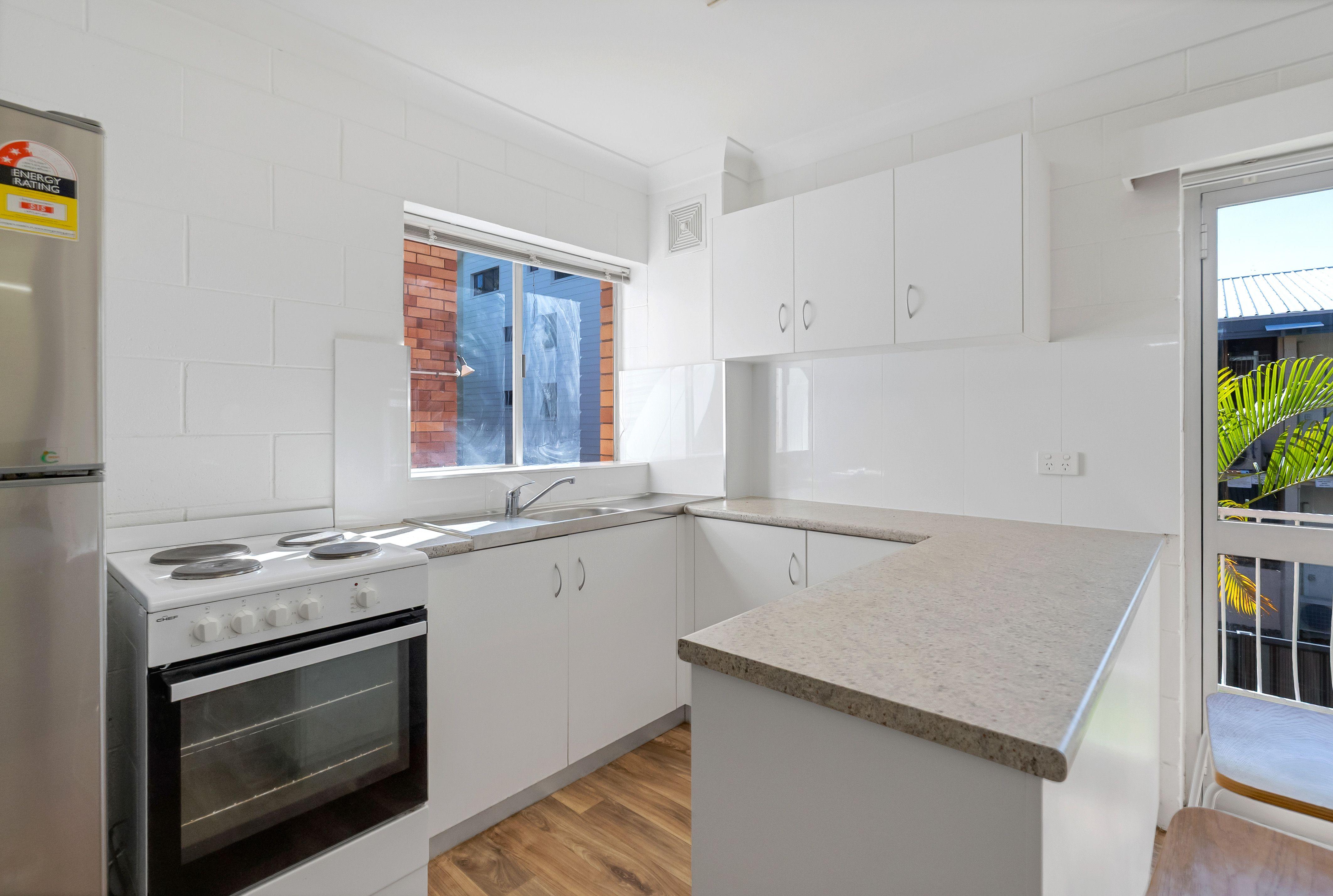 Prop-GPT: Unit: QLD Cairns North, QLD 4870 Stylish 2-Bedroom Unit in Prime Cairns North Location (Unfurnished)