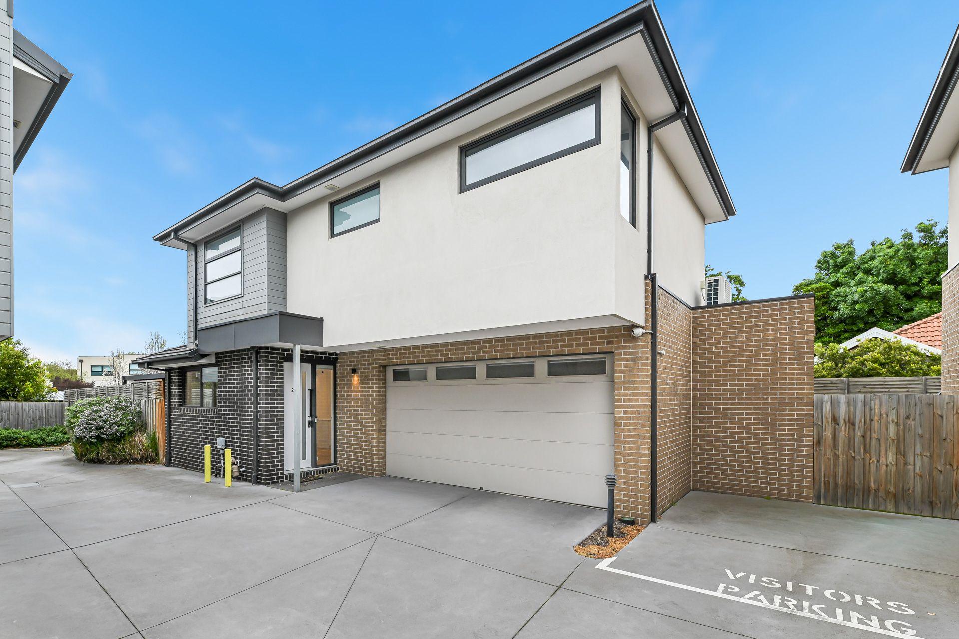 Prop-GPT: Townhouse: VIC Cheltenham, VIC 3192 Modern Elegance in a Prime Cheltenham Location