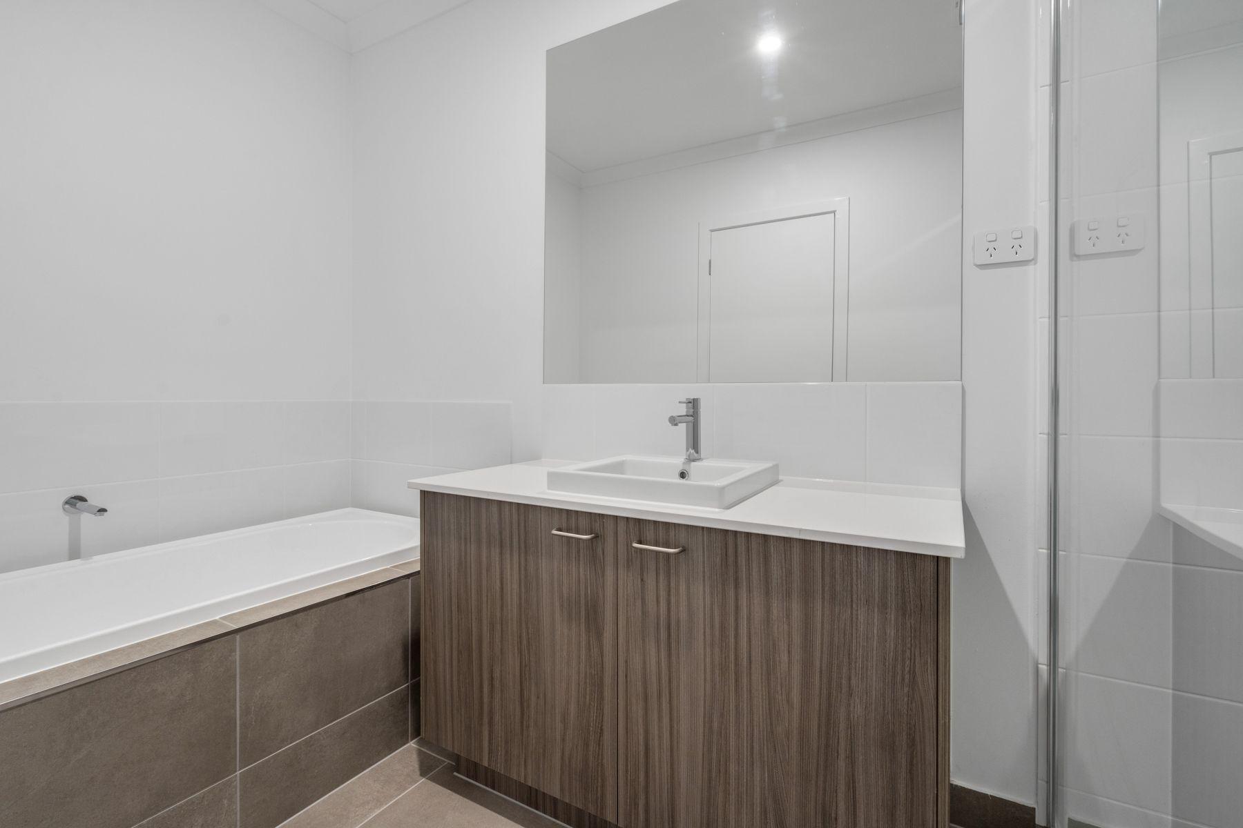 Family-Friendly 4-Bedroom Townhouse with Modern Amenities