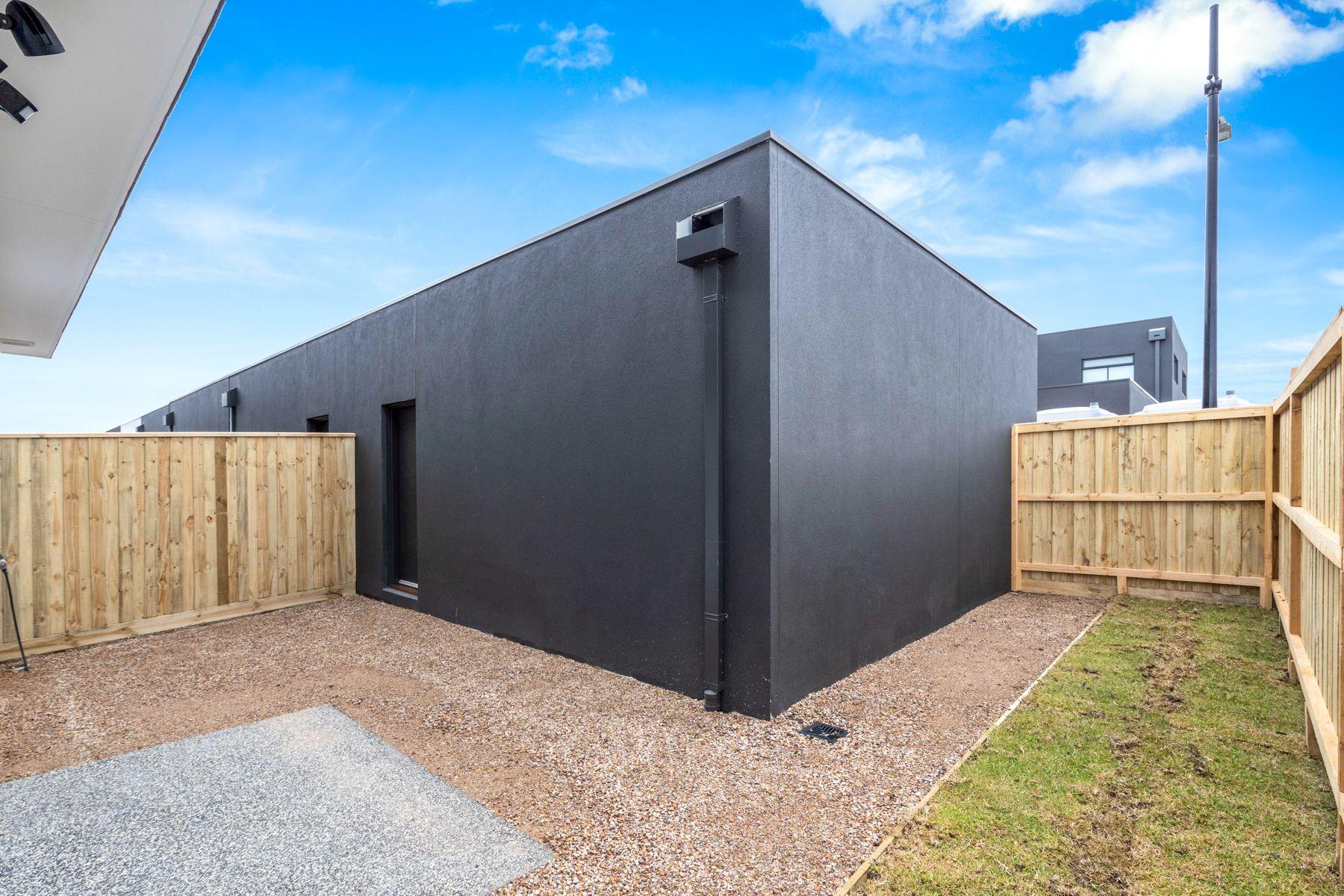 Family-Friendly 4-Bedroom Townhouse with Modern Amenities