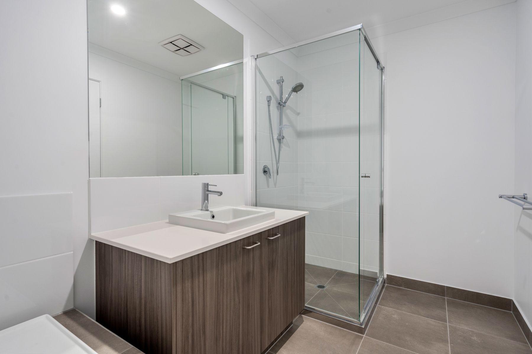 Family-Friendly 4-Bedroom Townhouse with Modern Amenities