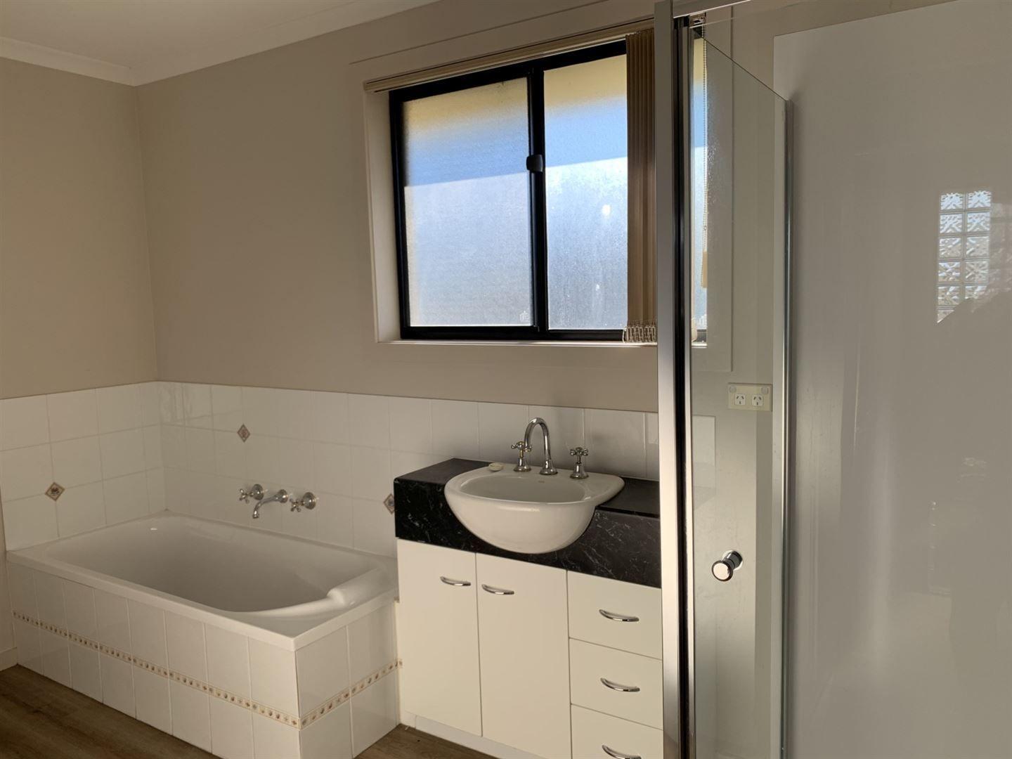 1/132 Roslyn Avenue, BLACKMANS BAY, TAS 7052 - Villa for Rent - harcourts.net