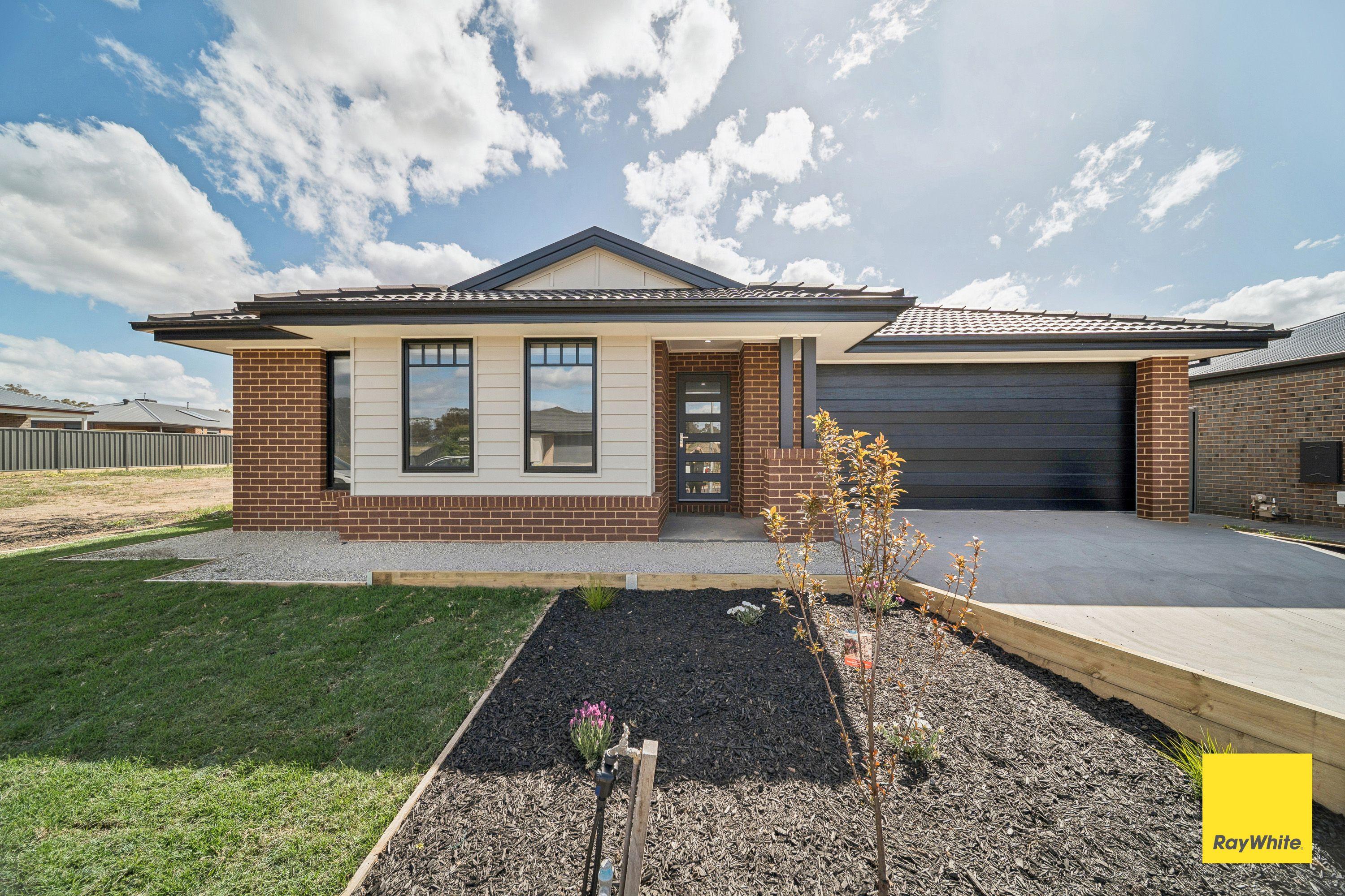 Prop-GPT: House: VIC Huntly, VIC 3551 Spacious 4-Bedroom Family Home in Huntly Estate