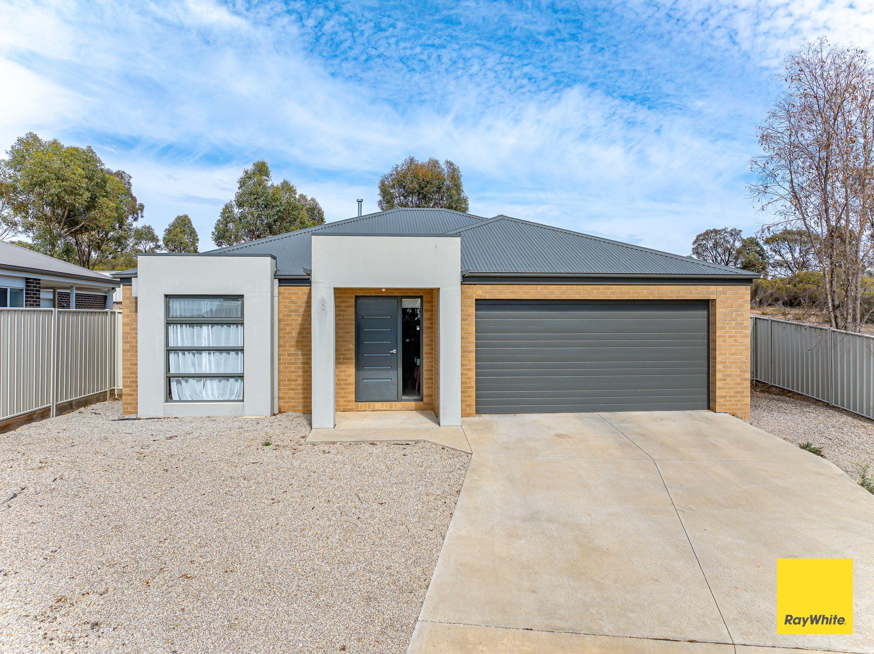 Prop-GPT: House: VIC Long Gully, VIC 3550 Modern Living where Convenience Meets Comfort