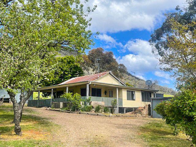 Prop-GPT: House: VIC Benalla, VIC 3672 Charming Rural Farmhouse with Breathtaking Views