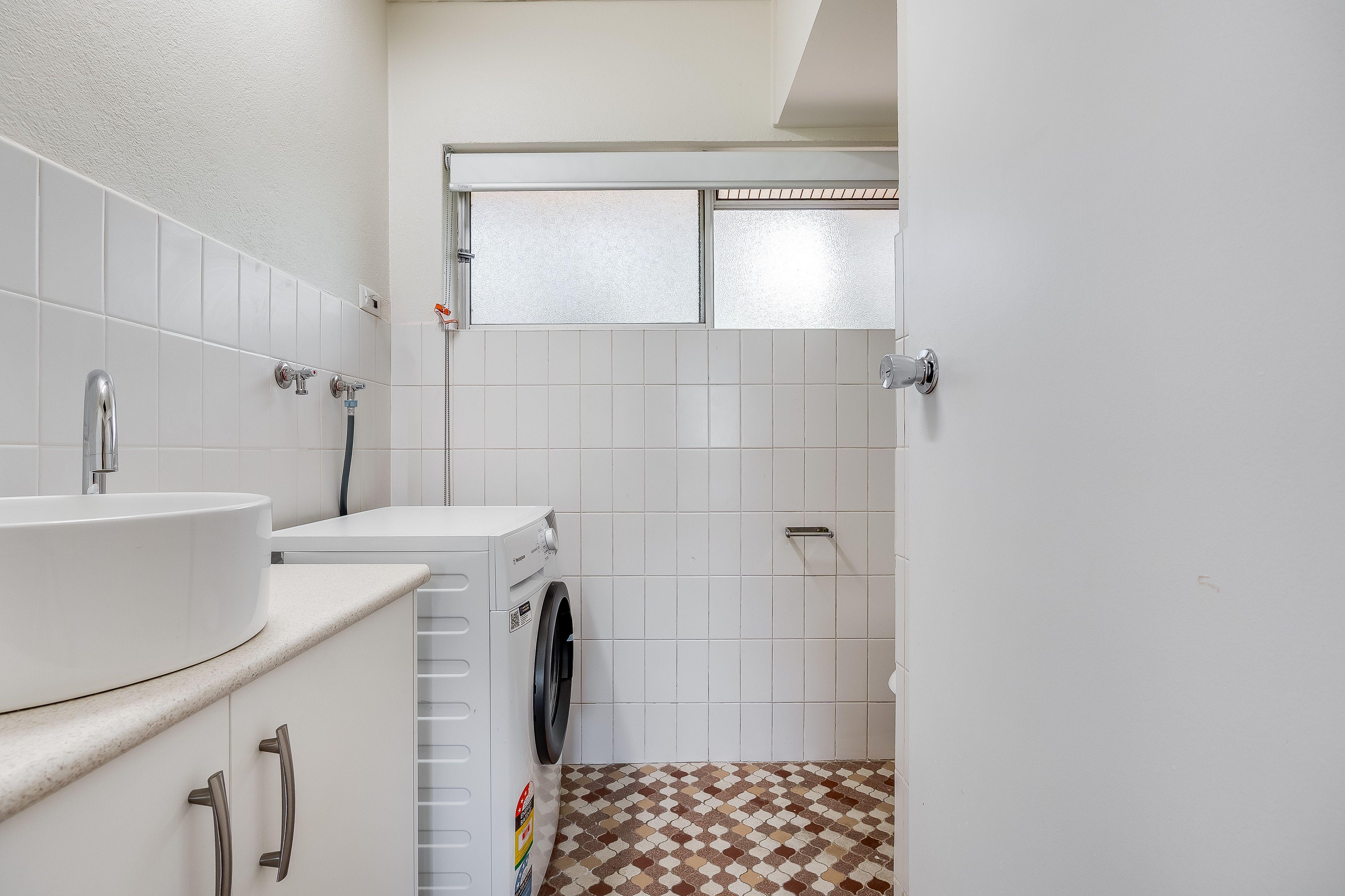 Spacious & Stylish Unit - Prime Location