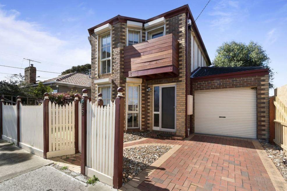 Prop-GPT: House: VIC Newport, VIC 3015 MODERN TOWNHOUSE CLOSE TO ALL AMENITIES