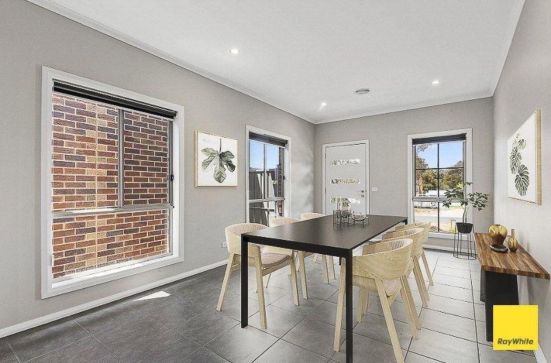 Modern 3-Bedroom Townhouse in Prime Golden Square Location