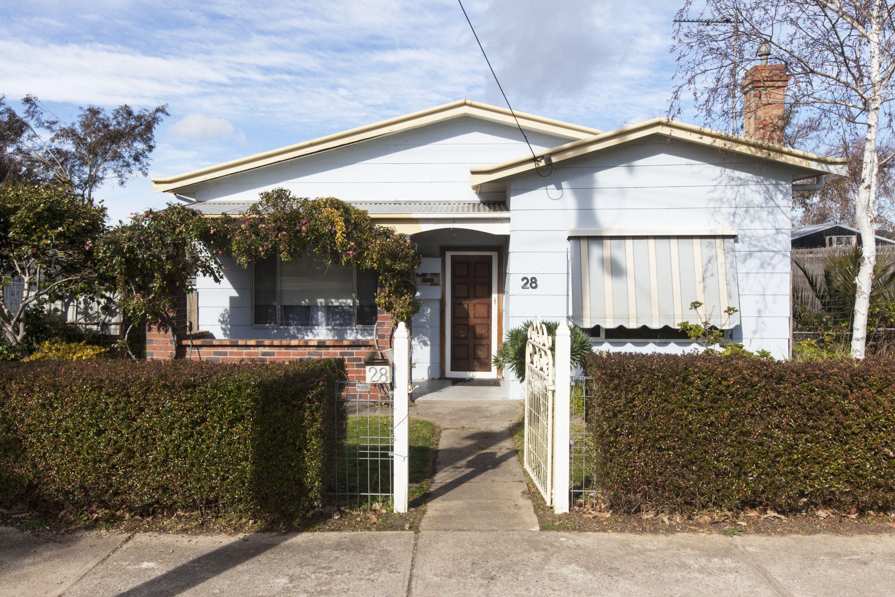 Prop-GPT: House: VIC Ararat, VIC 3377 Charming Home in a Prime Location - Walk to the Main Street!