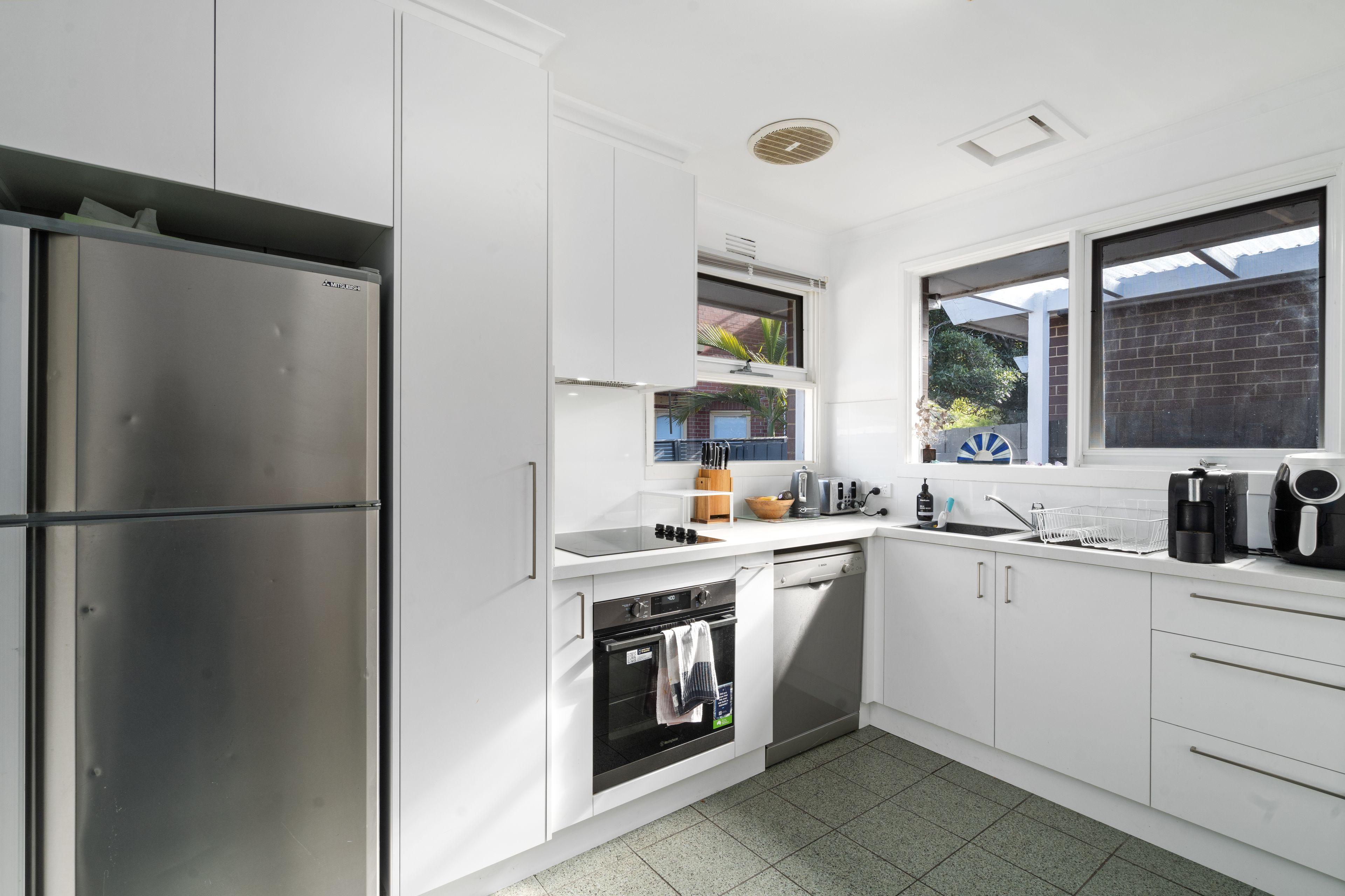 Prop-GPT: Unit: VIC Parkdale, VIC 3195 Beautifully Renovated 2-Bedroom Unit in Parkdale - Prime Location!