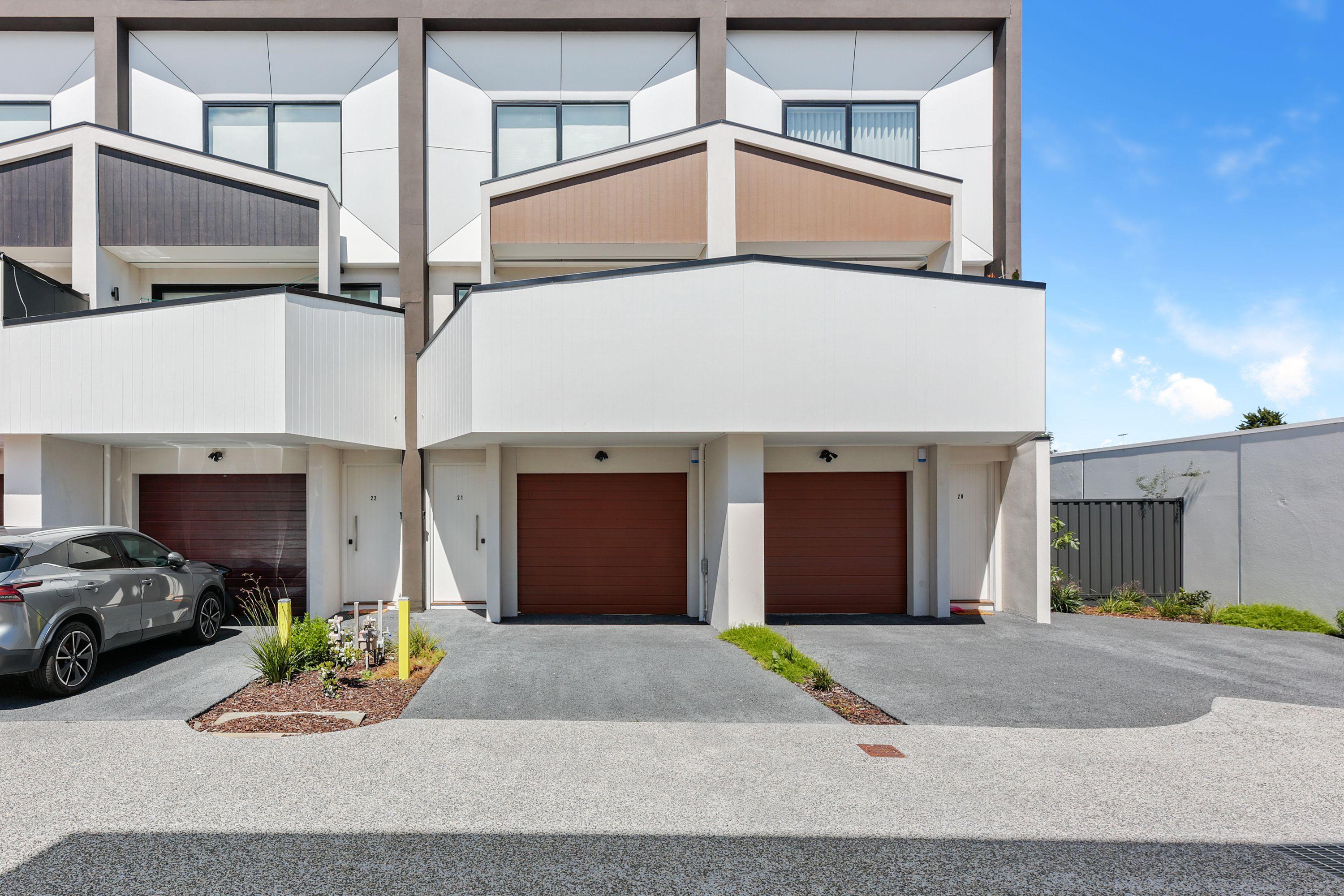 Prop-GPT: Townhouse: VIC Mordialloc, VIC 3195 Stylish Brand New 3-Bedroom Townhouse in the Heart of Mordialloc