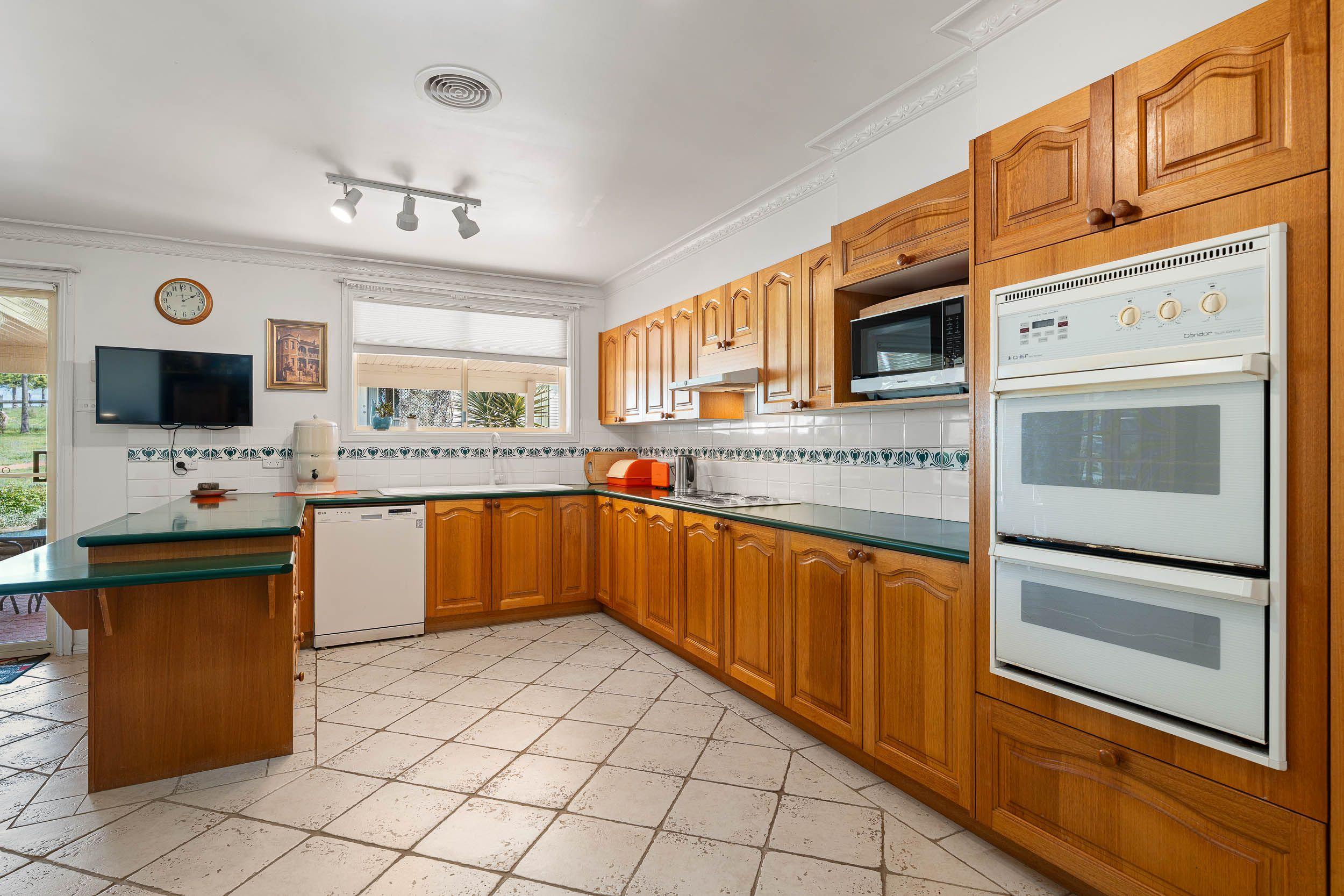 25 Acres of Country Lifestyle Living