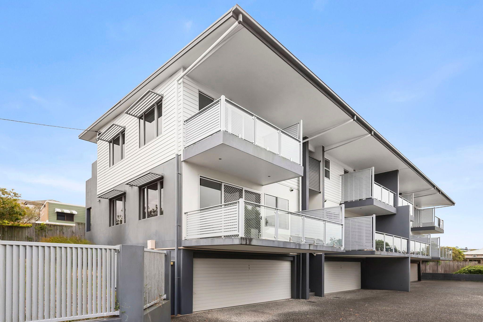 Prop-GPT: Townhouse: QLD Greenslopes, QLD 4120 Large Modern Townhouse - Freshly Painted throughout with new carpets!