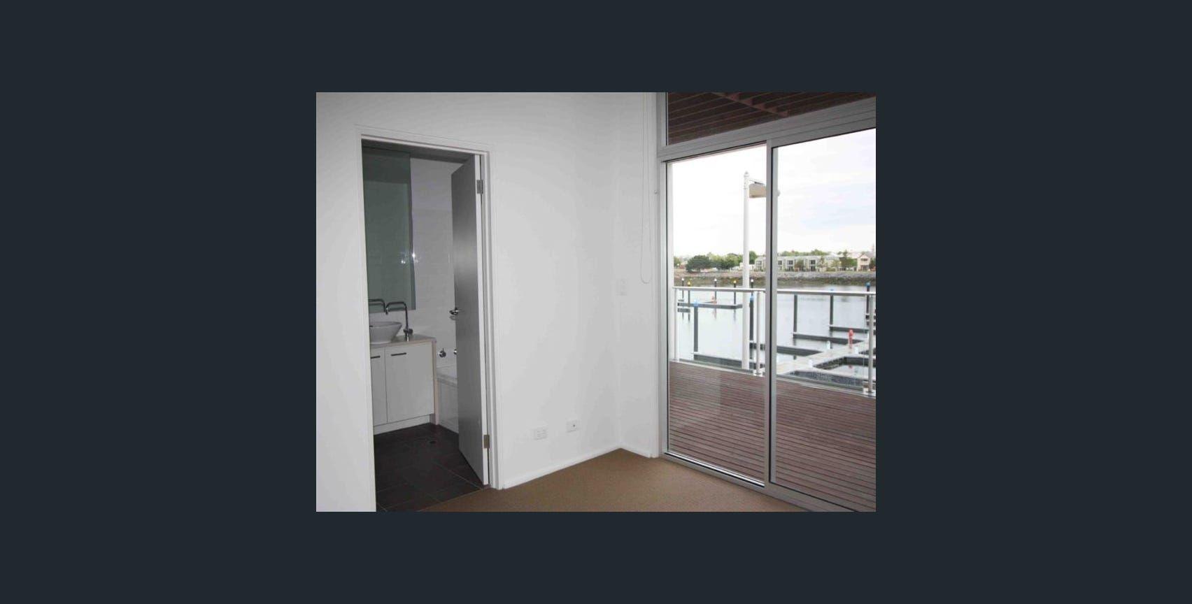 BE CAPTURED BY THIS 3 STOREY TOWNHOUSE WITH MILLION DOLLAR VIEWS (Please register for open inspection as occupied)