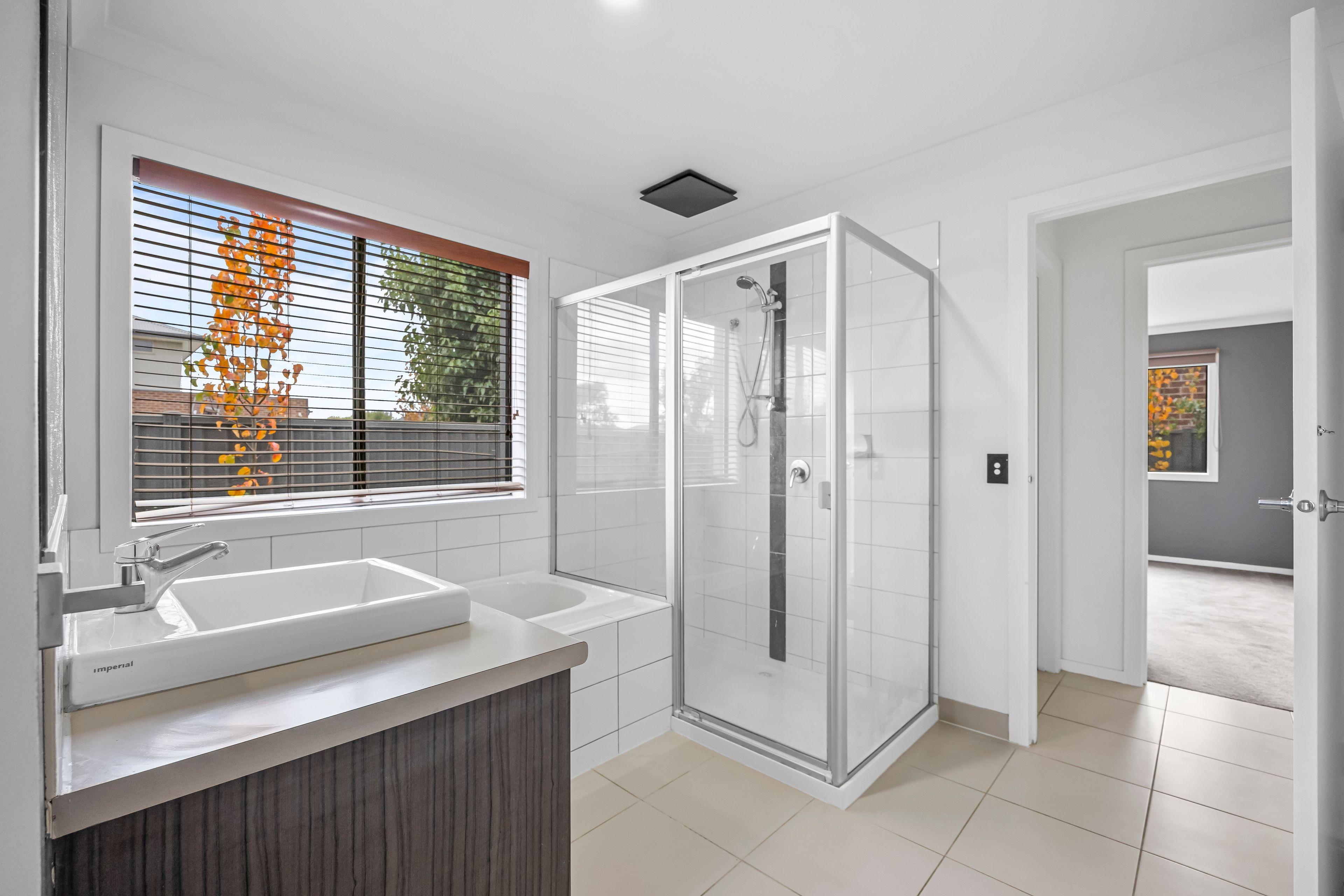 Modern 3-Bedroom Home with Double Garage