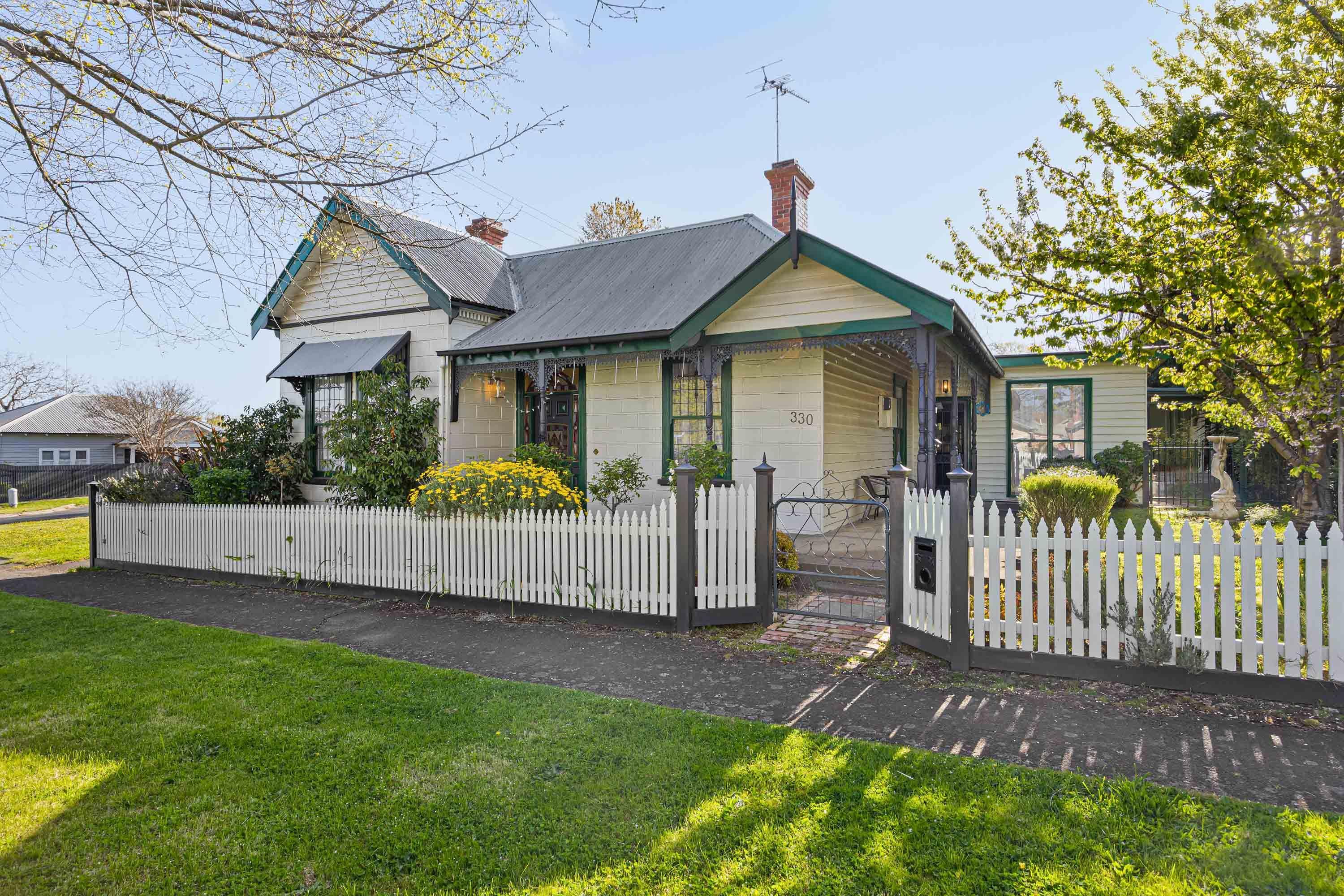 Prop-GPT: House: VIC Ballarat Central, VIC 3350 Beautiful Heritage Home for Rent: 330 Drummond Street South, Ballarat Location, Location, Location!