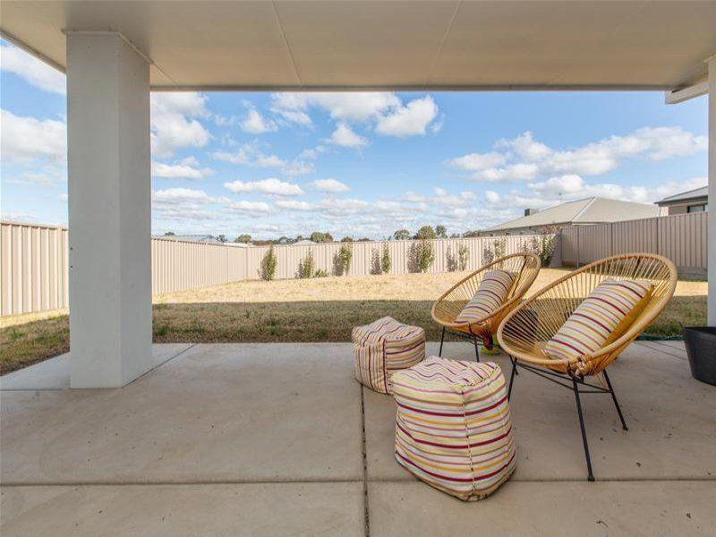 Modern Living in Sought After Boorooma
