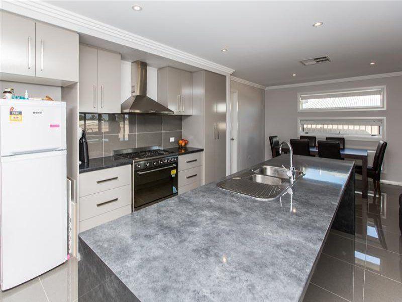 Modern Living in Sought After Boorooma