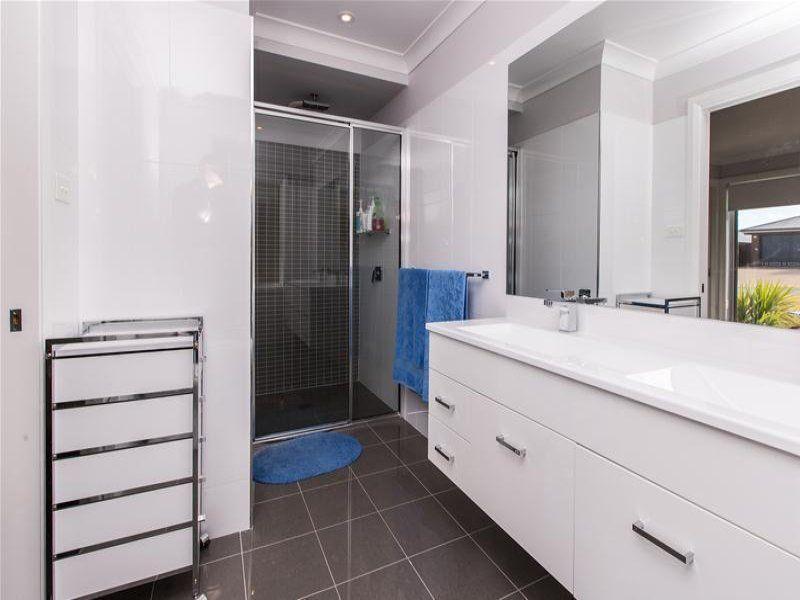 Modern Living in Sought After Boorooma