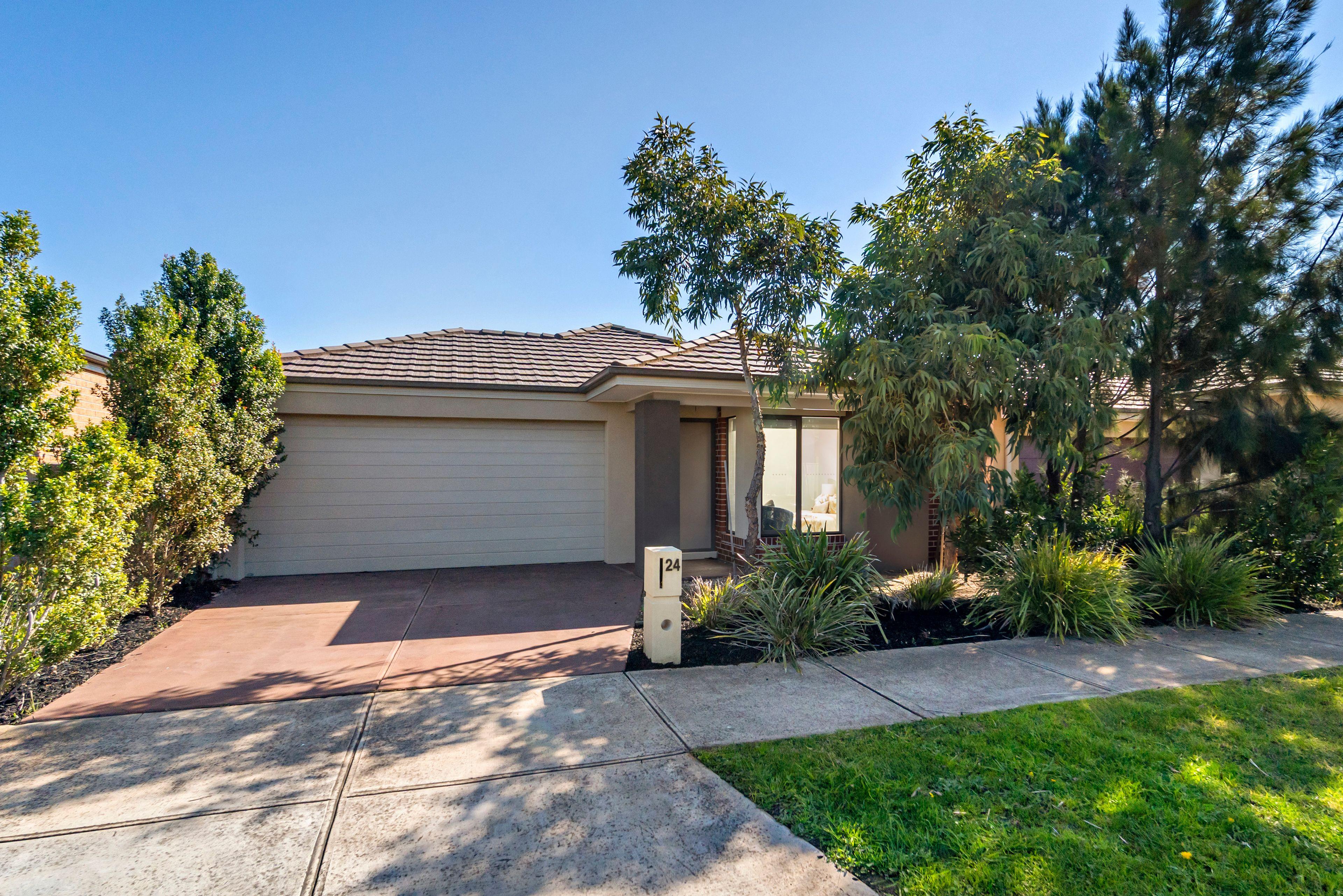 Prop-GPT: House: VIC Clyde North, VIC 3978 Spacious Family Home!