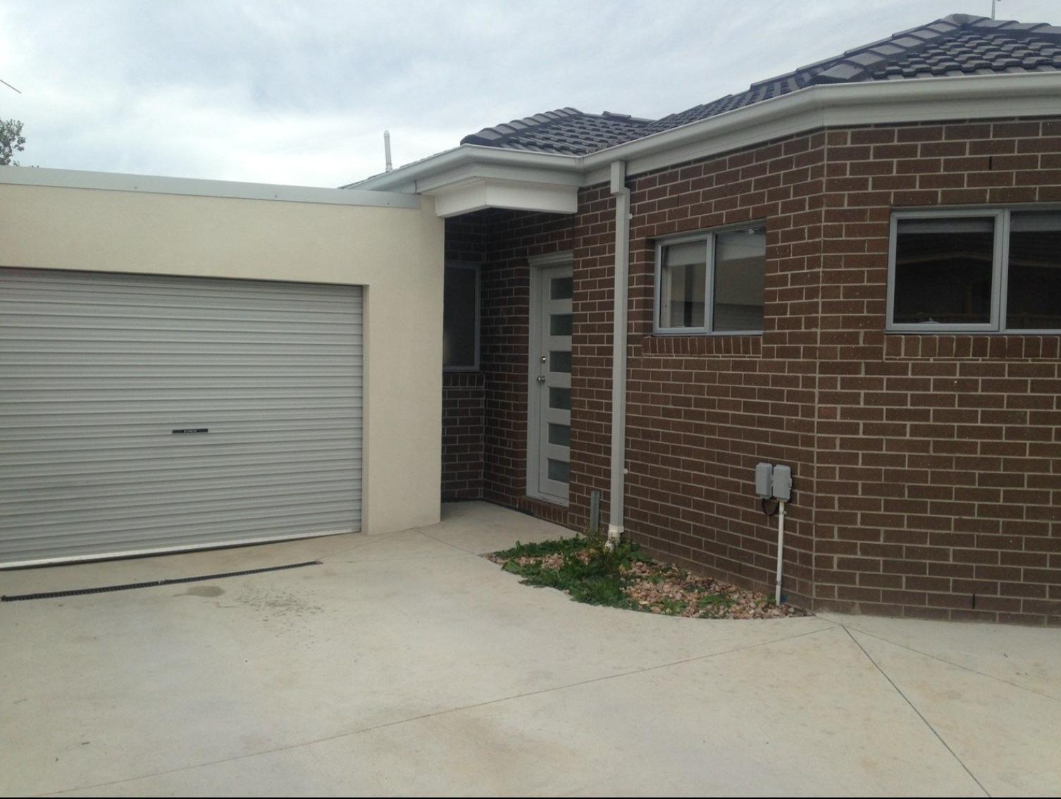 Prop-GPT: House: VIC St Albans, VIC 3021 PERFECT POSITION!
