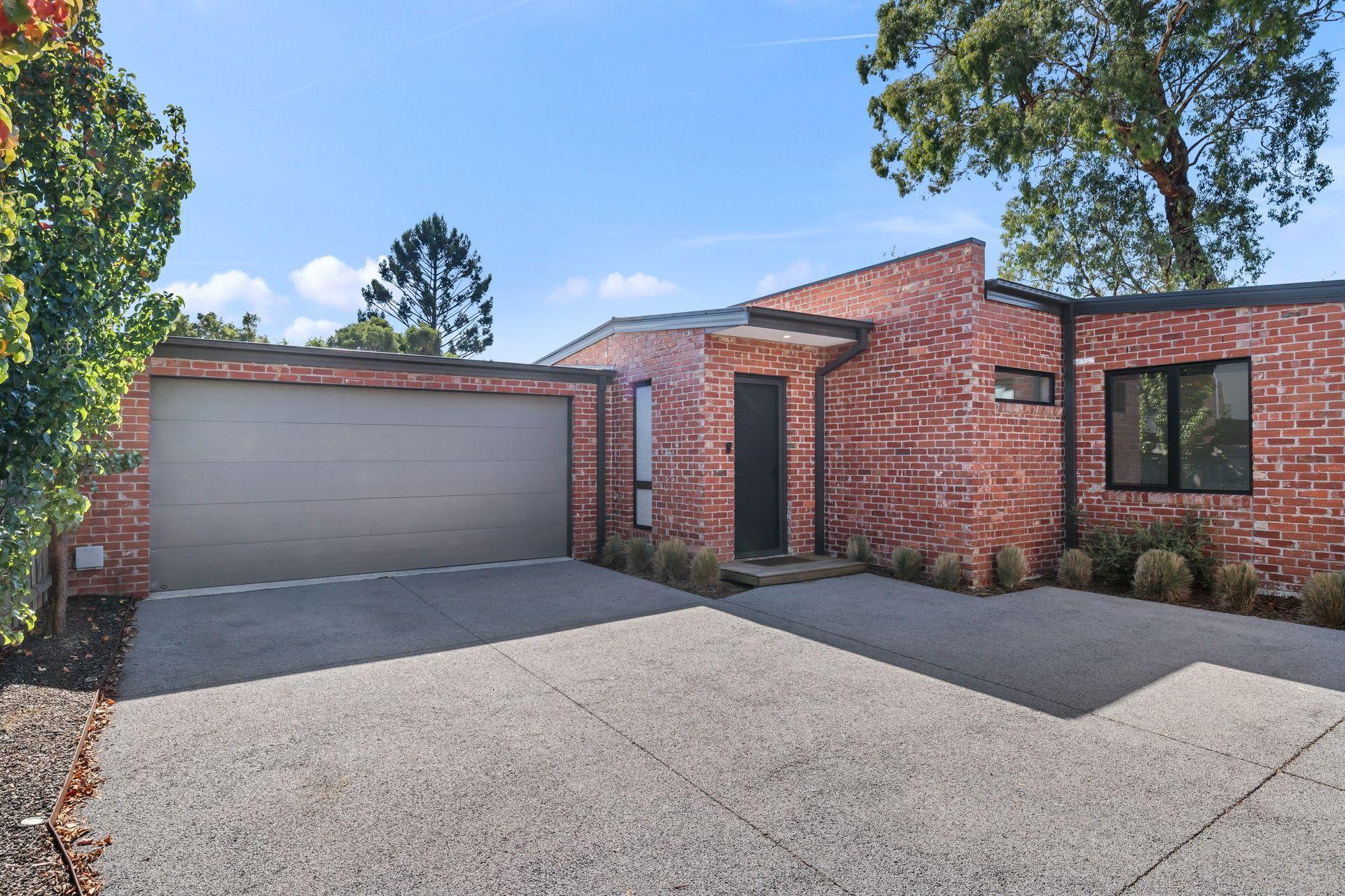 Prop-GPT: House: VIC Croydon, VIC 3136 Modern Comfort and Style Three Bedroom Home