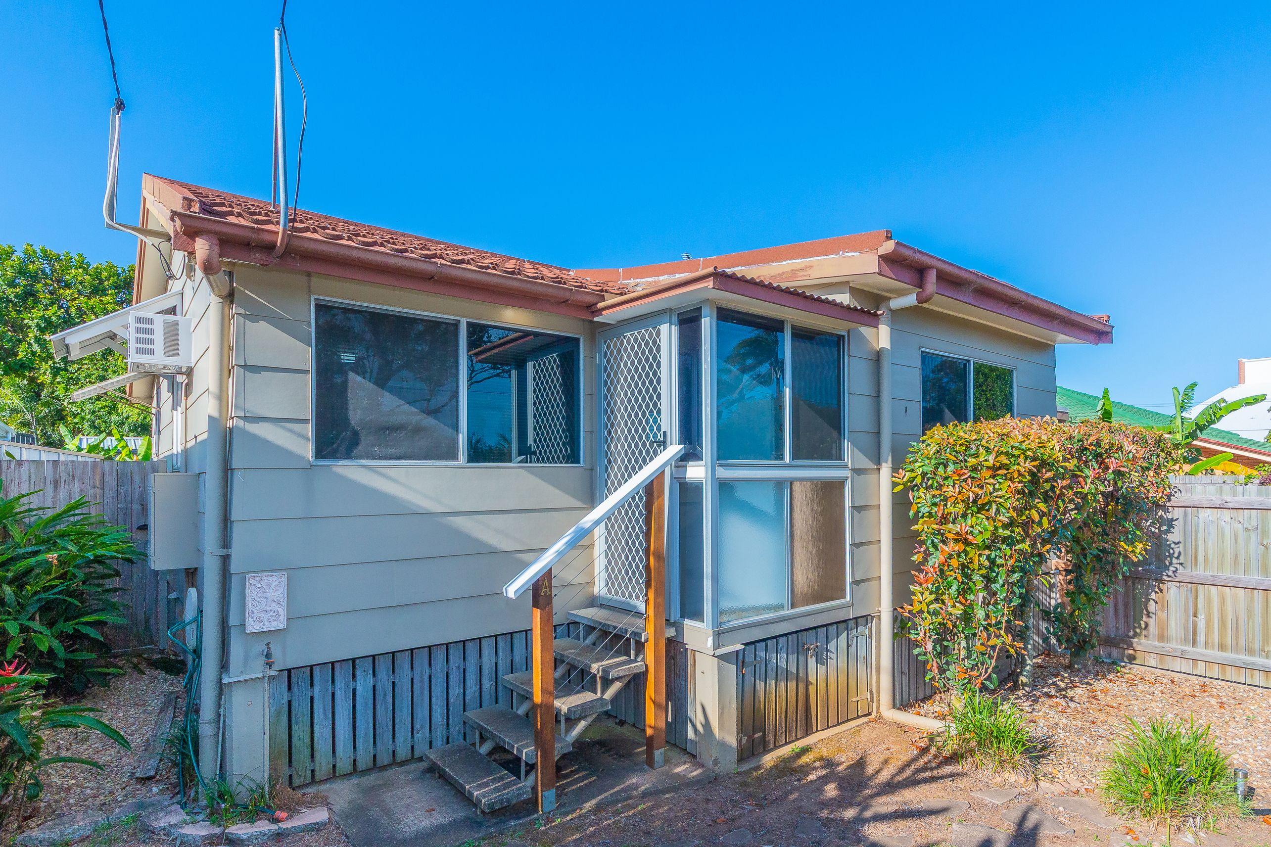 Prop-GPT: House: QLD Woody Point, QLD 4019 Lovely Spacious Cottage in Woody point Location !