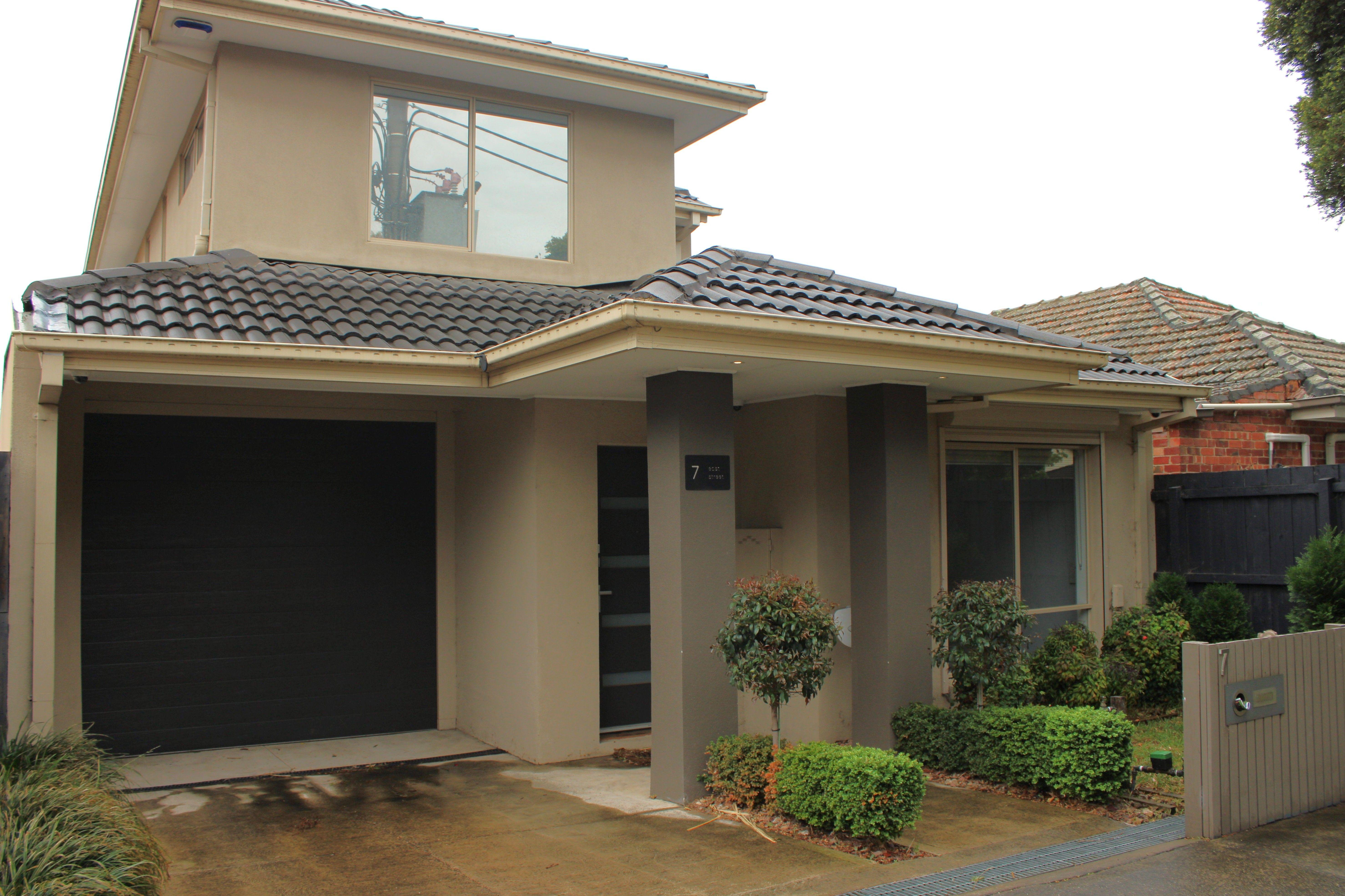 Prop-GPT: Townhouse: VIC Reservoir, VIC 3073 Stylish Living in the heart of Reservoir!