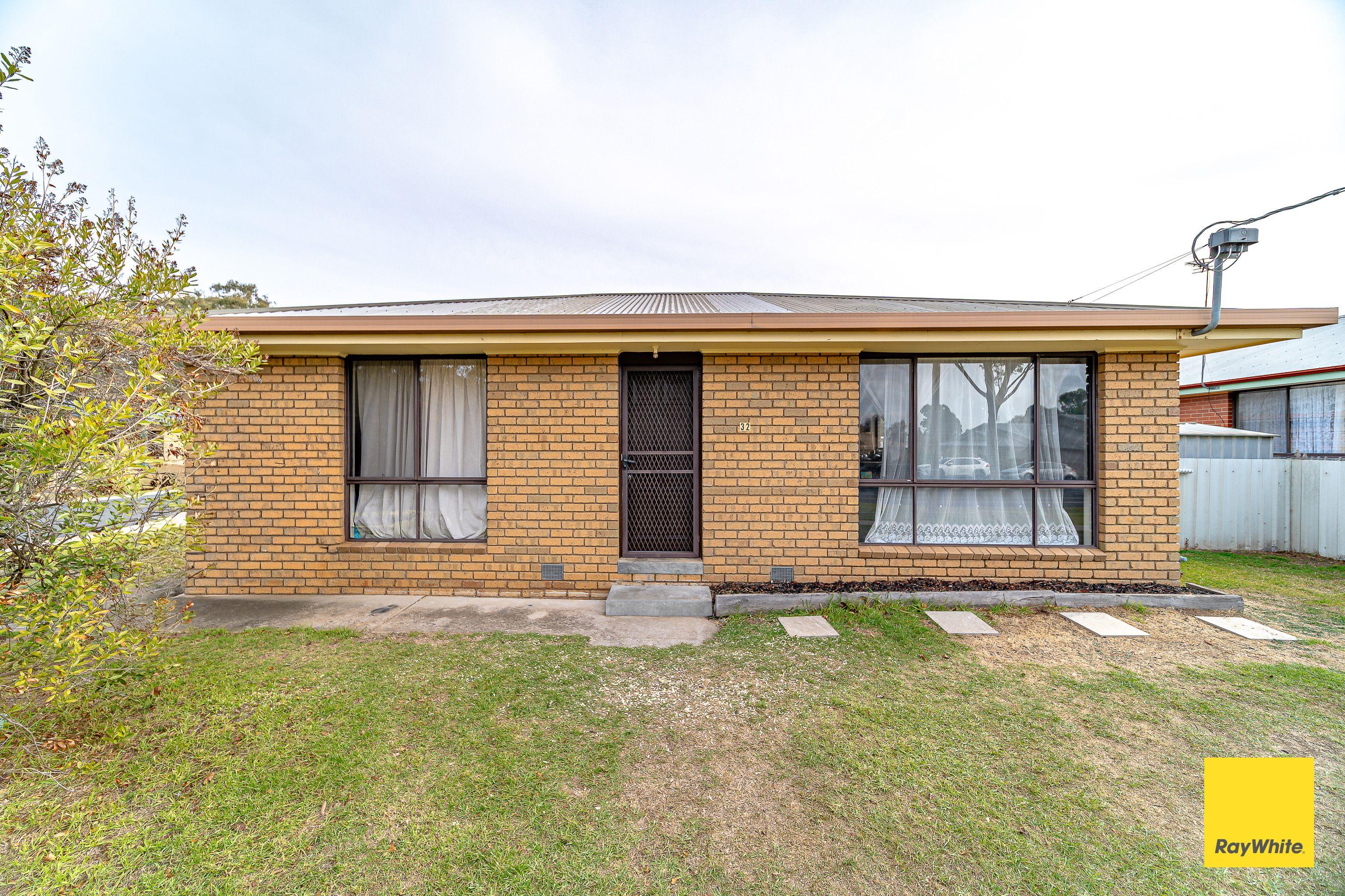 Prop-GPT: House: VIC Kangaroo Flat, VIC 3555 Neat And Tidy Cosy Living!