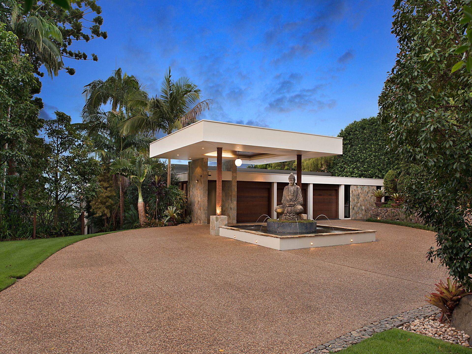 Breathtaking Views & Expansive Gardens