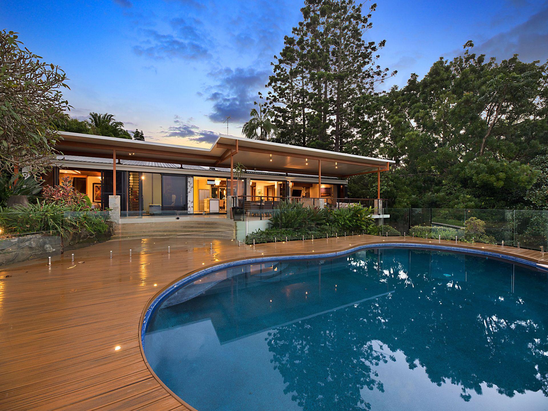 Breathtaking Views & Expansive Gardens