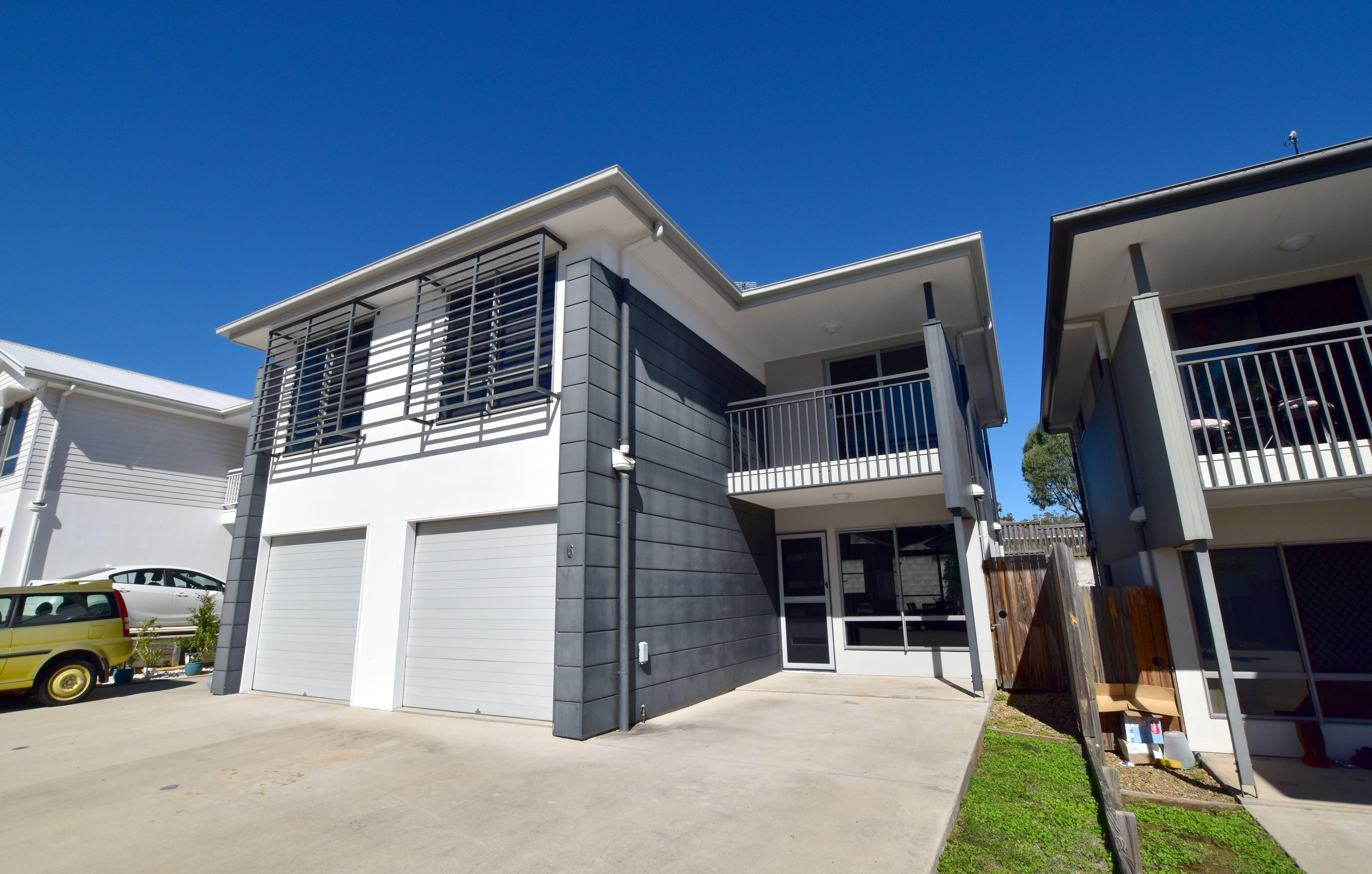 BREAK LEASE:: UNFURNISHED TOWNHOUSE IN RESORT STYLE COMPLEX… PLUS SWIMMING POOL!