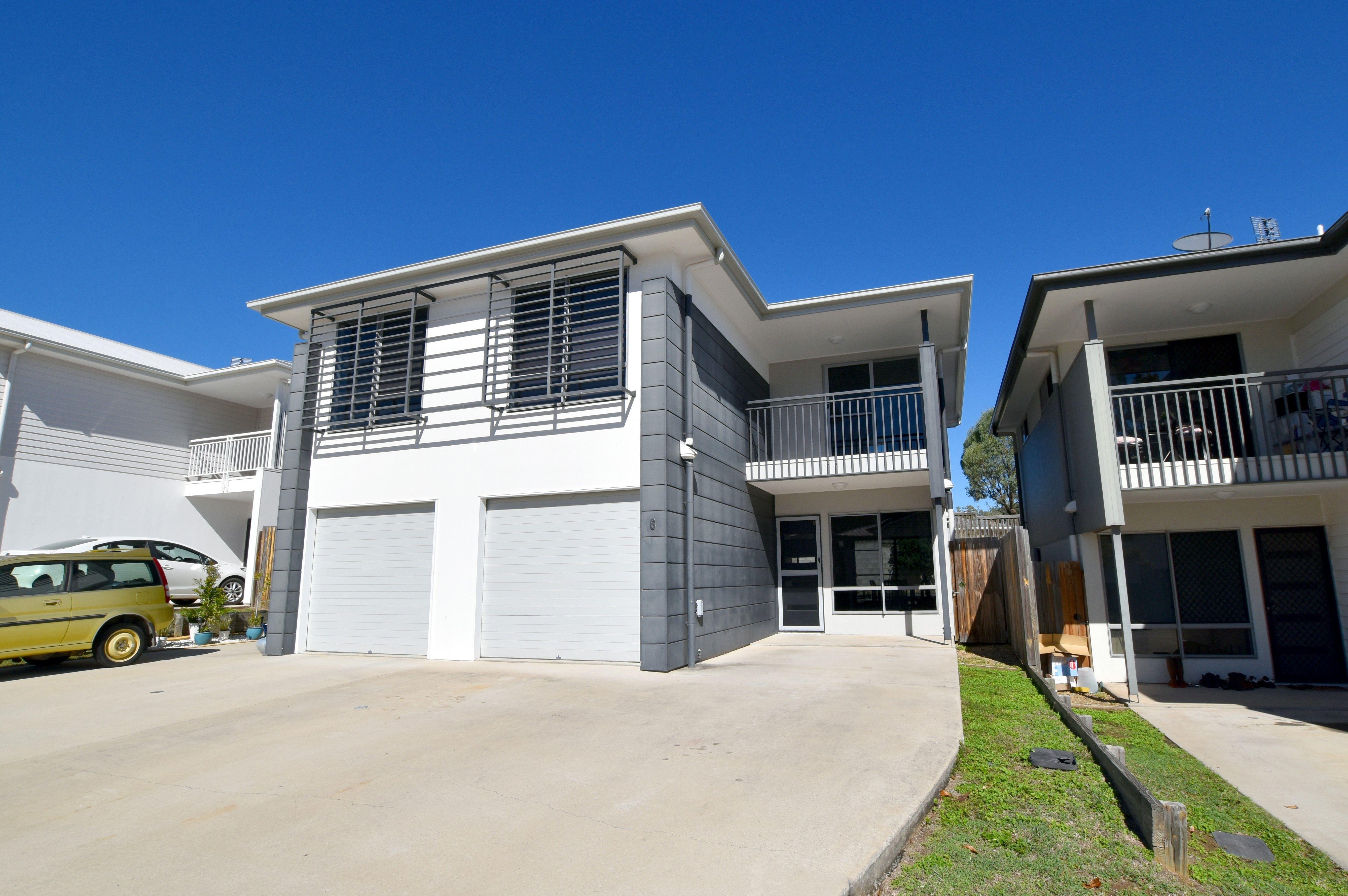 BREAK LEASE:: UNFURNISHED TOWNHOUSE IN RESORT STYLE COMPLEX… PLUS SWIMMING POOL!