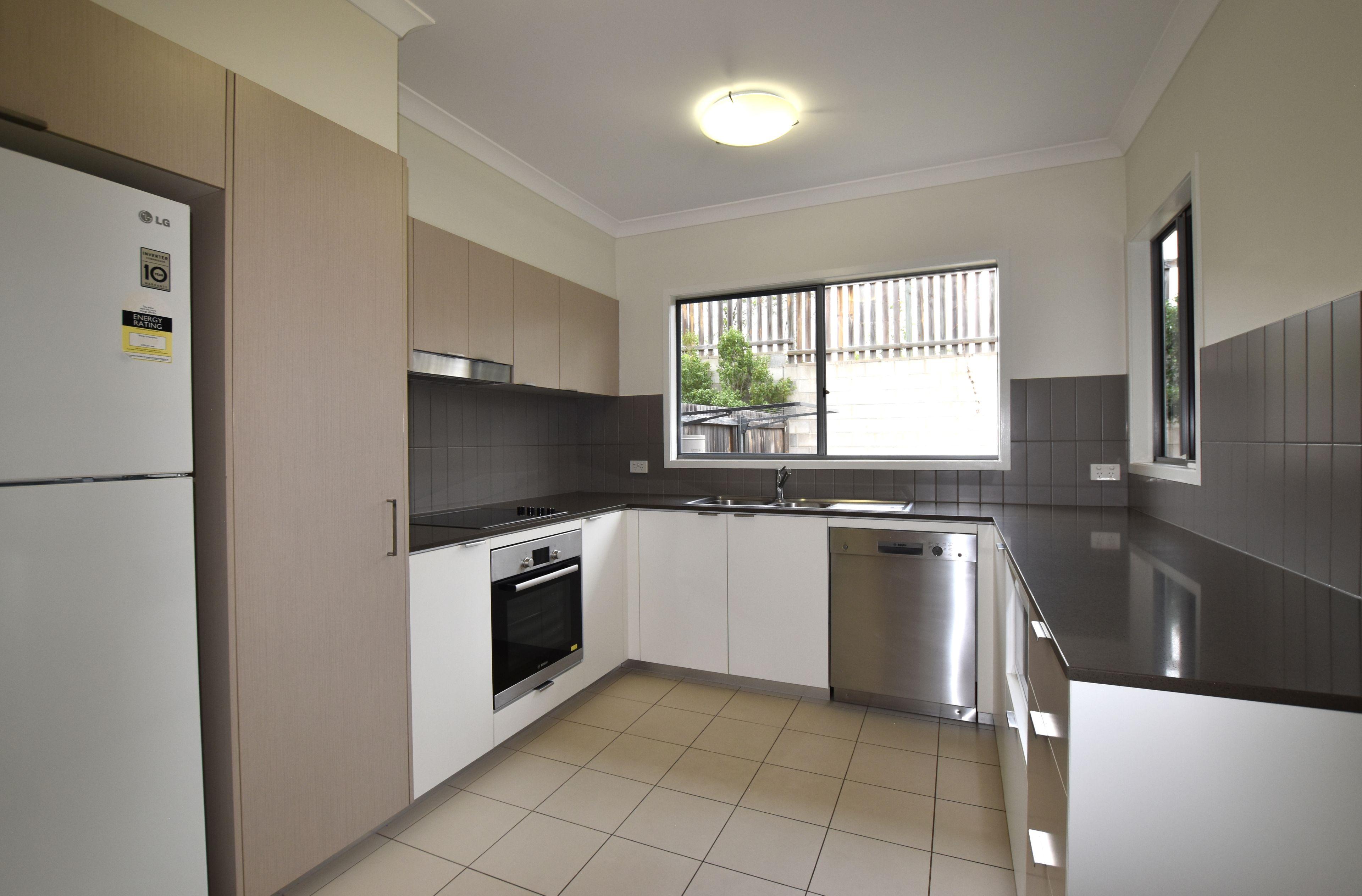 BREAK LEASE:: UNFURNISHED TOWNHOUSE IN RESORT STYLE COMPLEX… PLUS SWIMMING POOL!