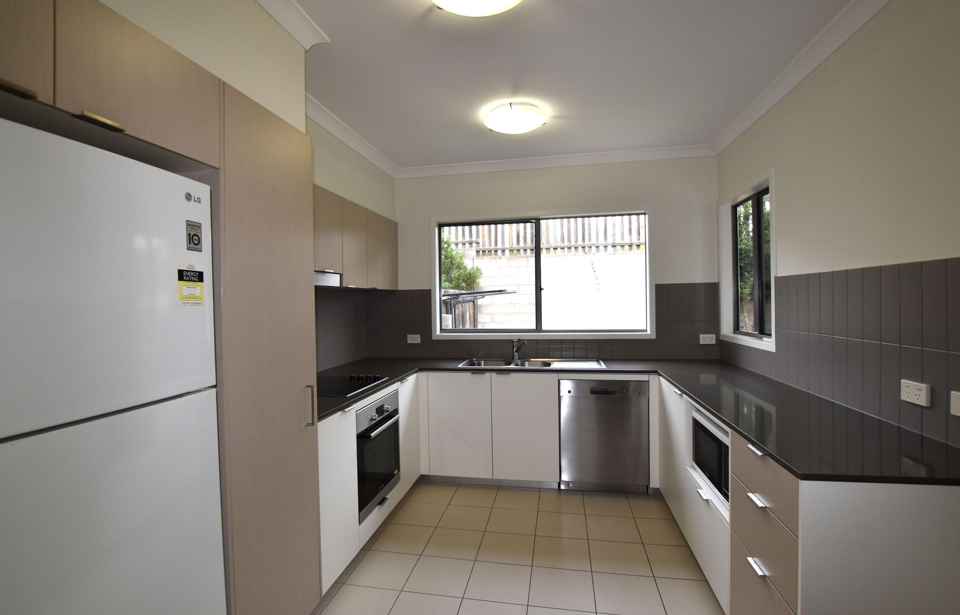 BREAK LEASE:: UNFURNISHED TOWNHOUSE IN RESORT STYLE COMPLEX… PLUS SWIMMING POOL!