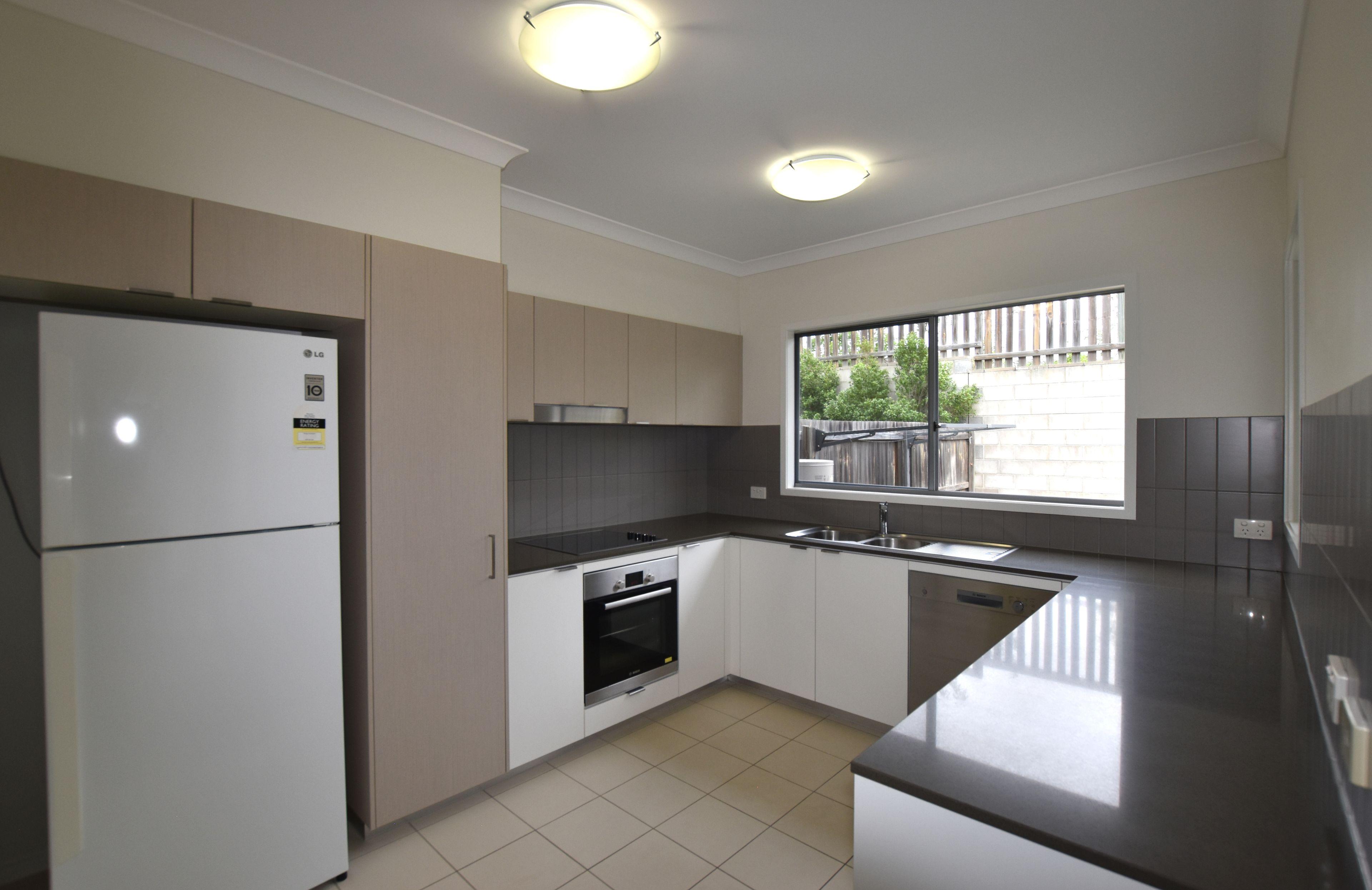 BREAK LEASE:: UNFURNISHED TOWNHOUSE IN RESORT STYLE COMPLEX… PLUS SWIMMING POOL!