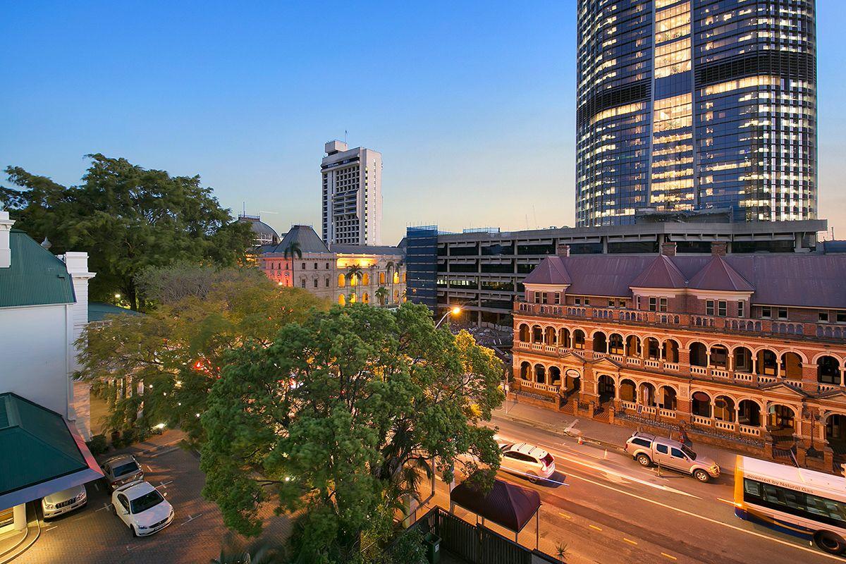 Prop-GPT: Apartment: QLD Brisbane City, QLD 4000 STUNNINGLY SOPHISTICATED PROPERTY IN THE CBD
