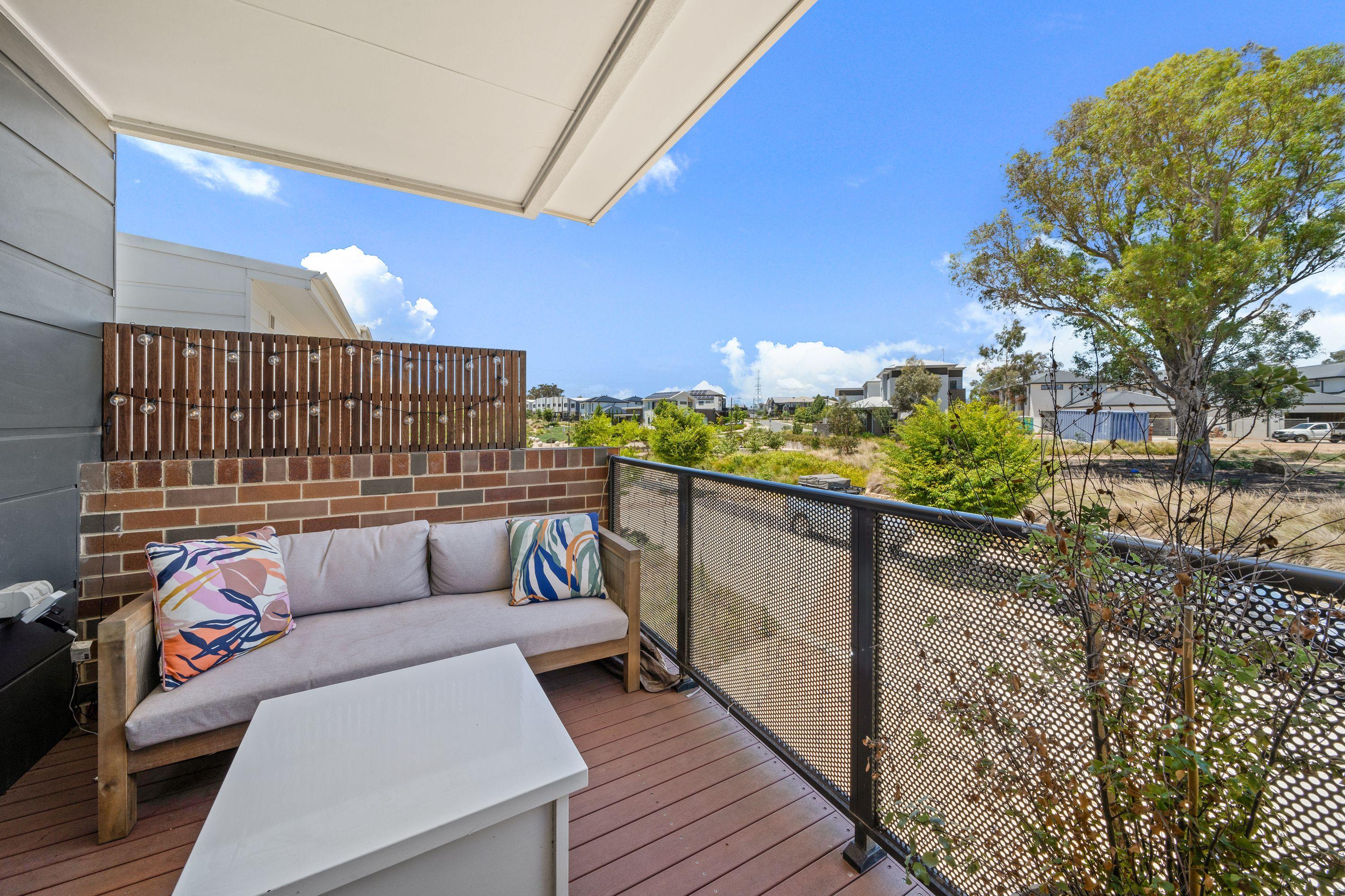 Serene Townhouse Living, Surrounded By Nature