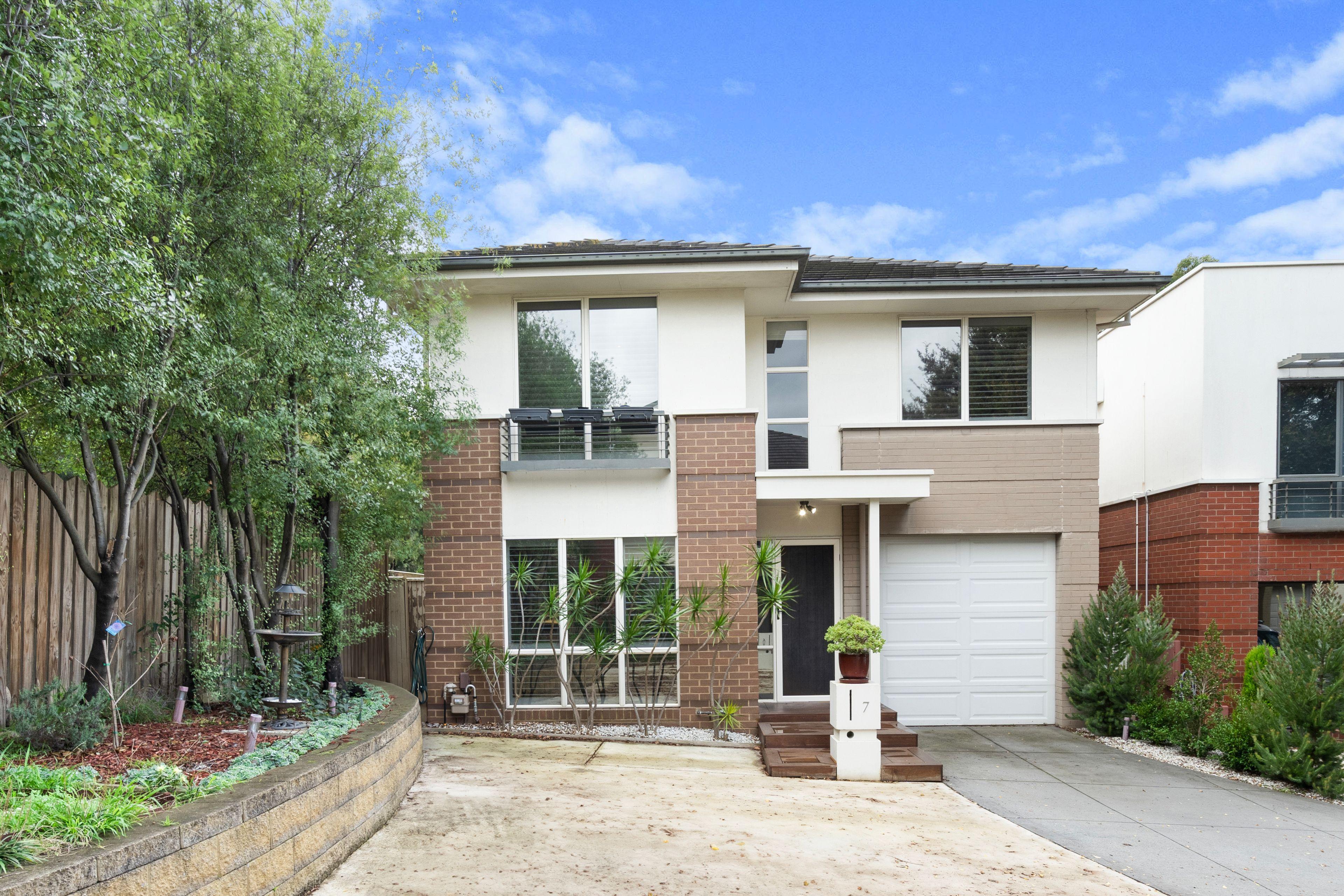Prop-GPT: Townhouse: VIC Heatherton, VIC 3202 Beautiful Family Home in the Well Sought After Heath Estate
