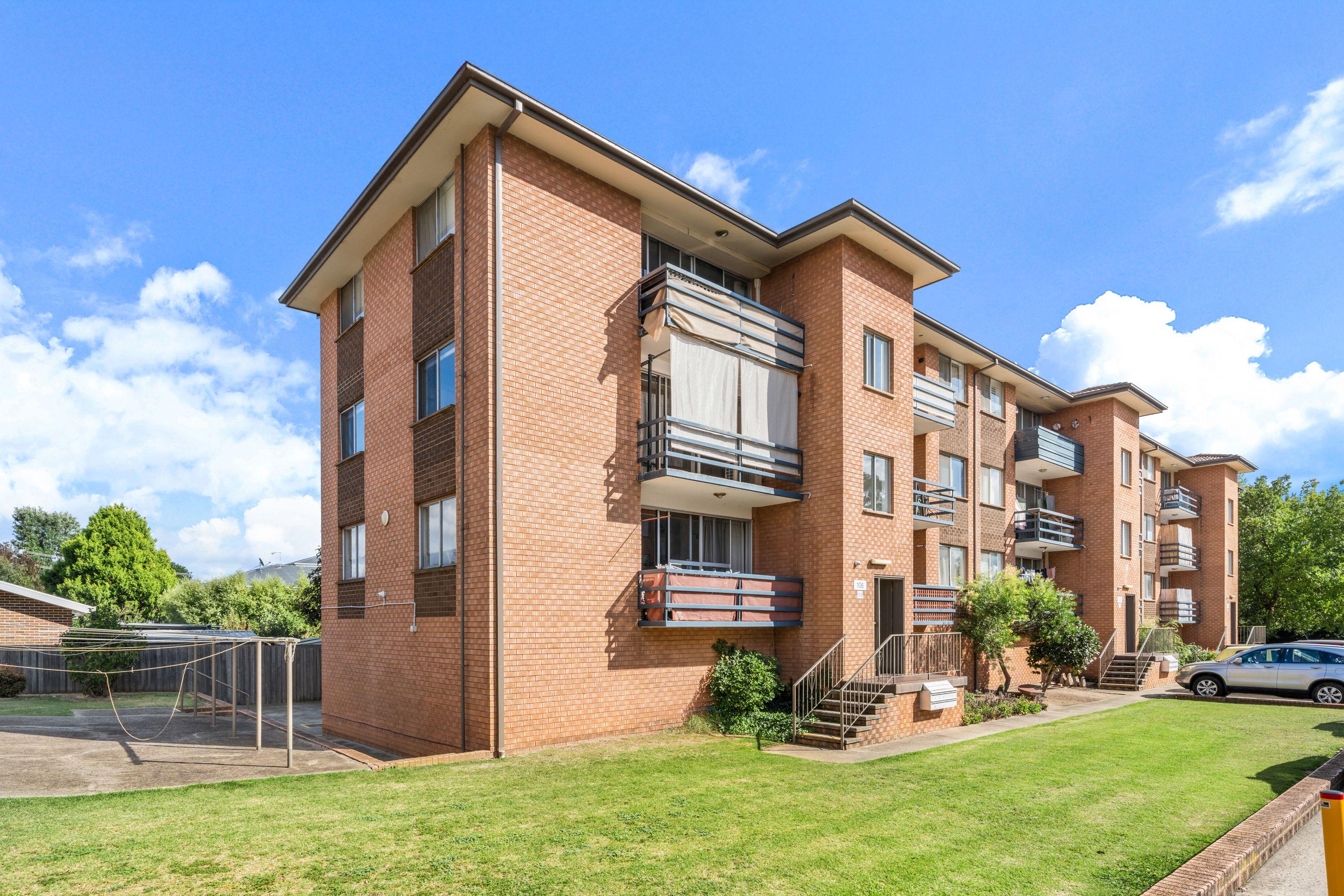 Prop-GPT: Unit: NSW Crestwood, NSW 2620 Light Filled updated Two Bedroom