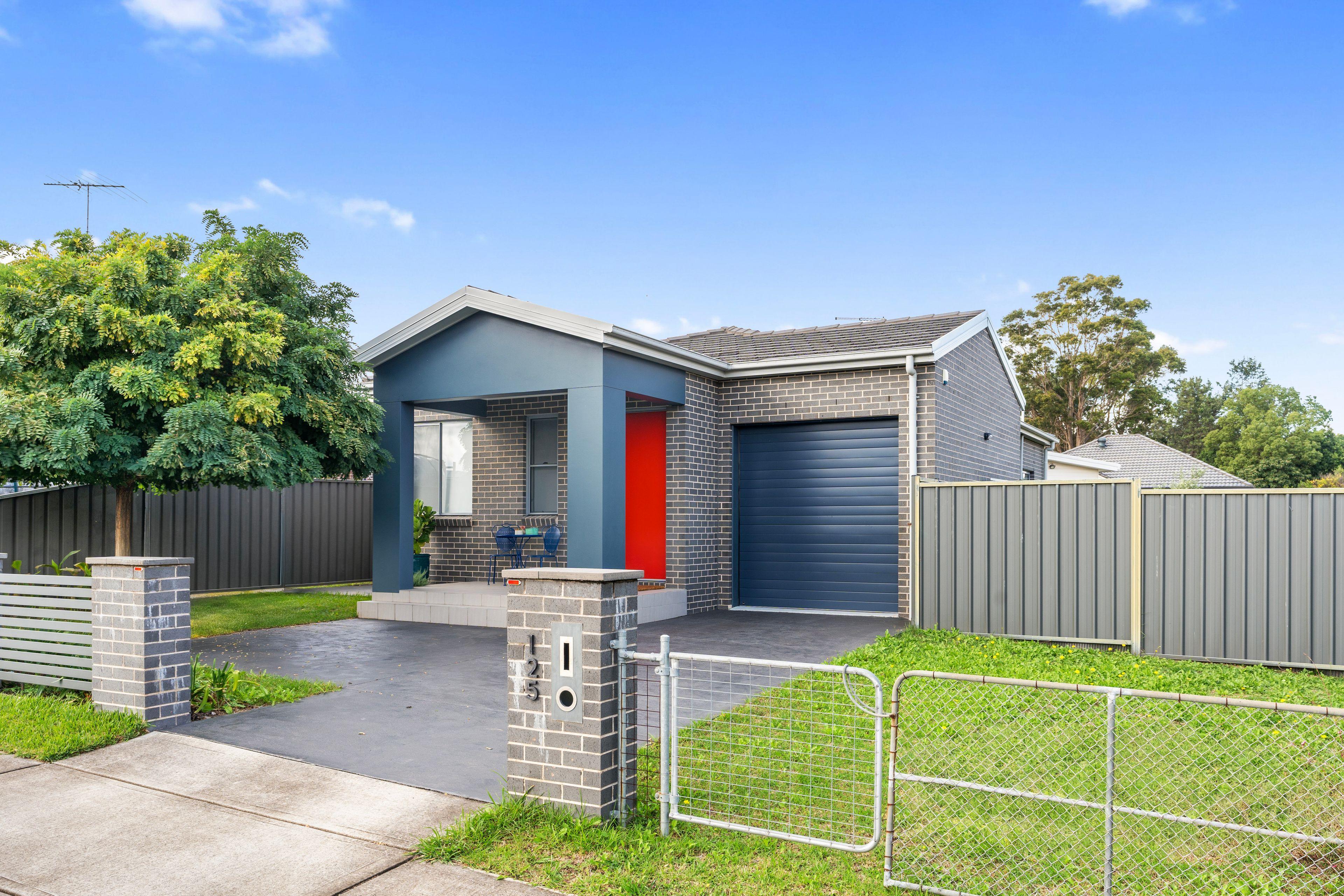 Prop-GPT: House: NSW Smithfield, NSW 2164 Modern Home