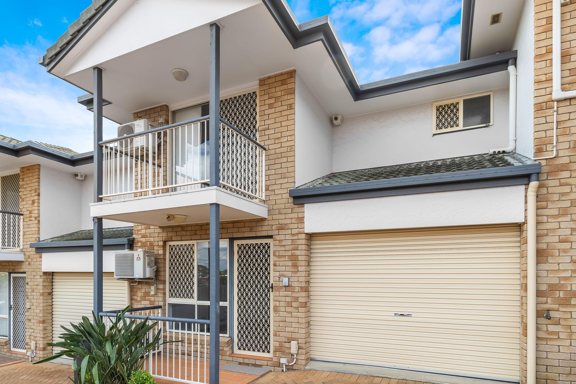 Prop-GPT: Townhouse: QLD Carina Heights, QLD 4152 Spacious Townhouse - Walk to Bus stops, IGA and local parks!