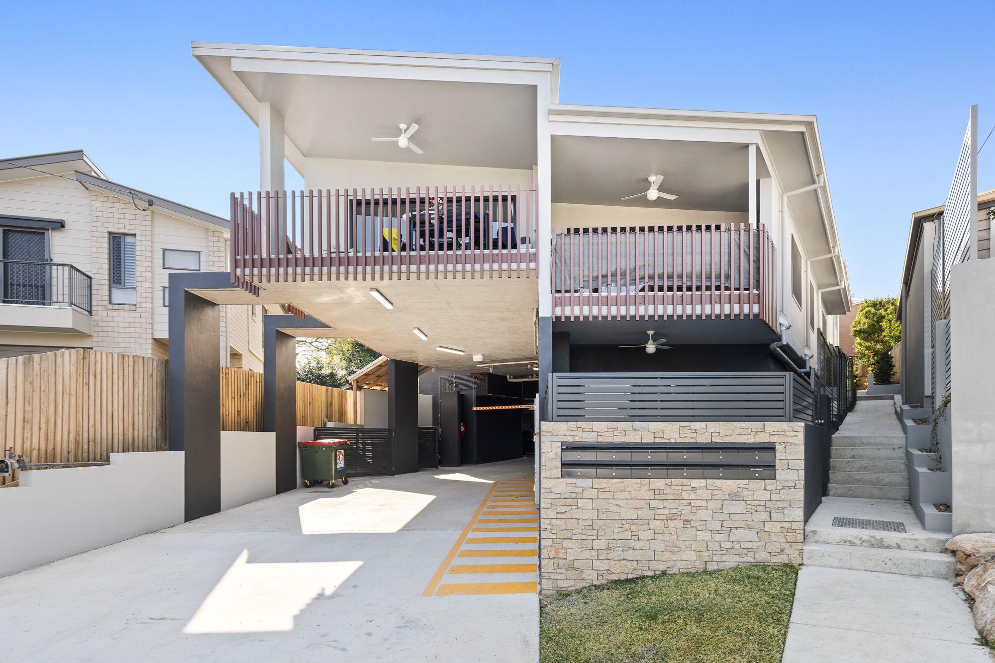 Prop-GPT: Apartment: QLD Holland Park West, QLD 4121 Ground Floor Unit with spacious courtyard!