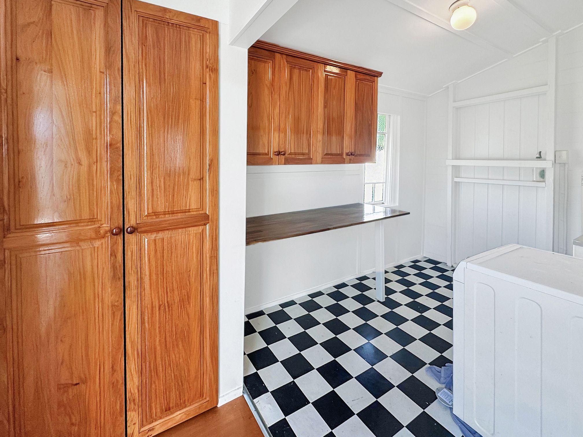 Stunning 4-Bedroom Queenslander for Rent - Prime Location!