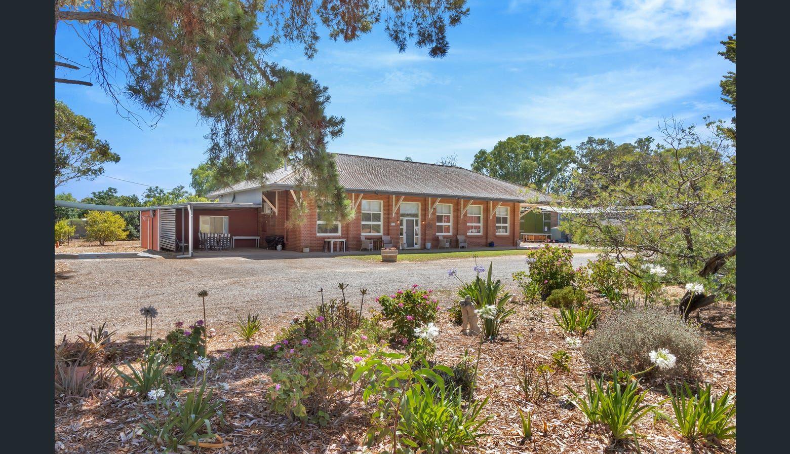 Prop-GPT: House: SA Macdonald Park, SA 5121 Spacious Family Home